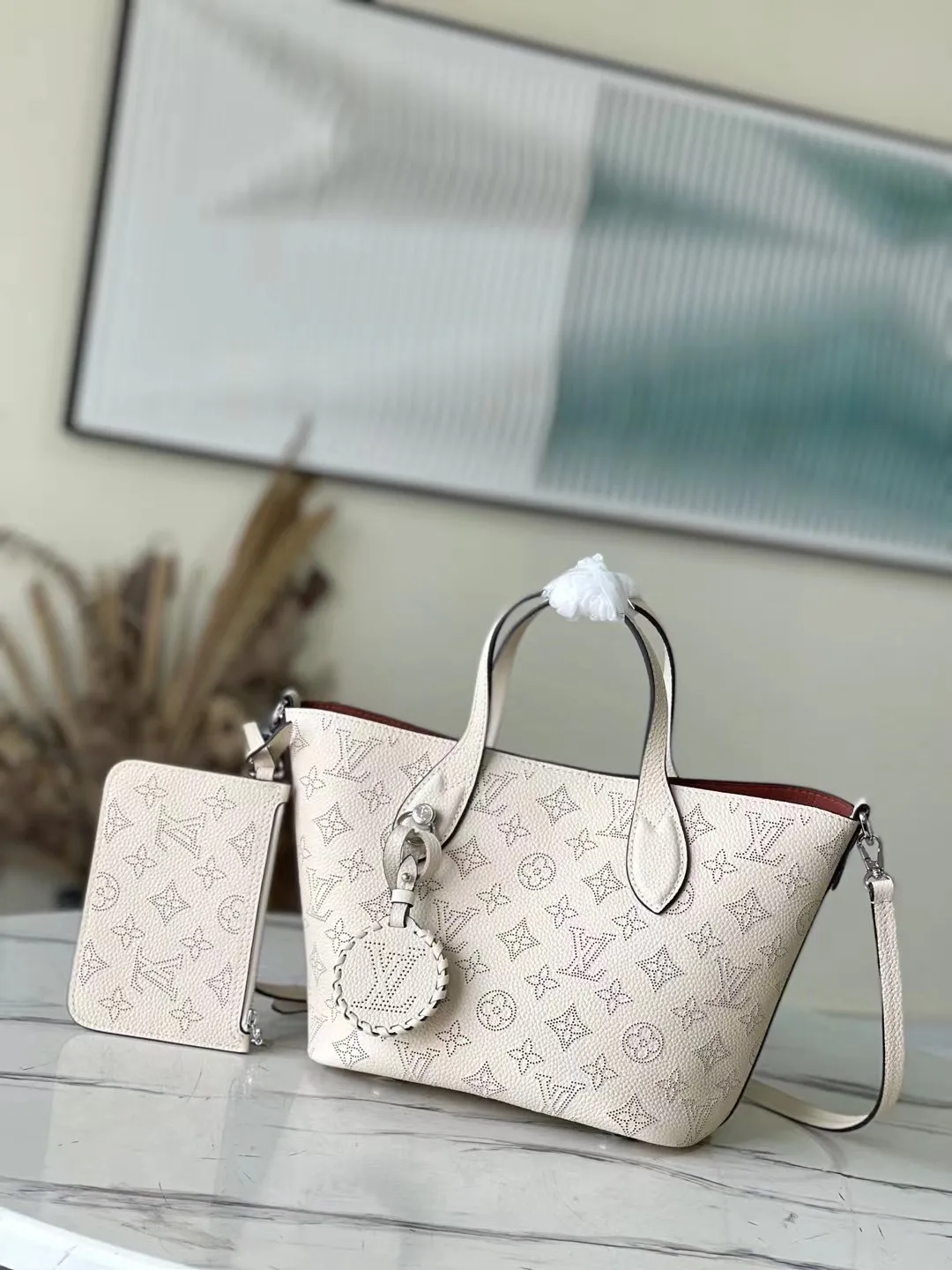 💰1060 (top layer leather) top original M21909 milky white Blossom small handbag is made of engraved and perforated cow leather, interpreting practical functions in a leisurely style. The inner compartment is equipped with a detachable zipper bag to easily accommodate daily needs; the handle is convenient for carrying by hand or elbow, and the detachable and adjustable shoulder strap adds shoulder and cross-body options. Dimensions: 20 x 20 x 12.5 cm