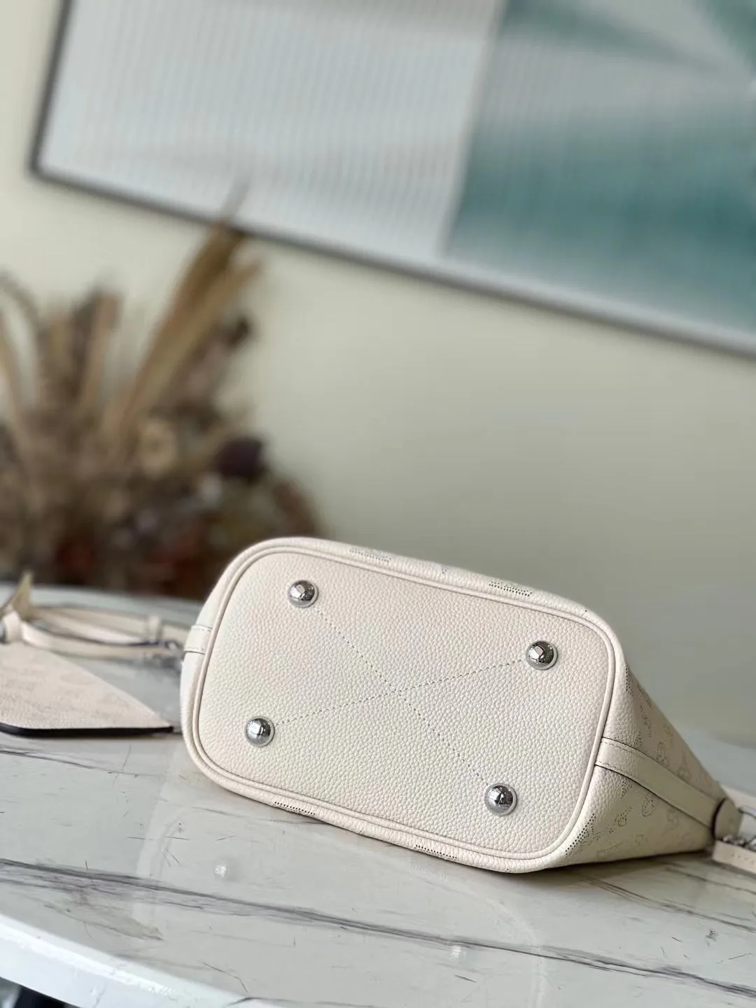 💰1060 (top layer leather) top original M21909 milky white Blossom small handbag is made of engraved and perforated cow leather, interpreting practical functions in a leisurely style. The inner compartment is equipped with a detachable zipper bag to easily accommodate daily needs; the handle is convenient for carrying by hand or elbow, and the detachable and adjustable shoulder strap adds shoulder and cross-body options. Dimensions: 20 x 20 x 12.5 cm