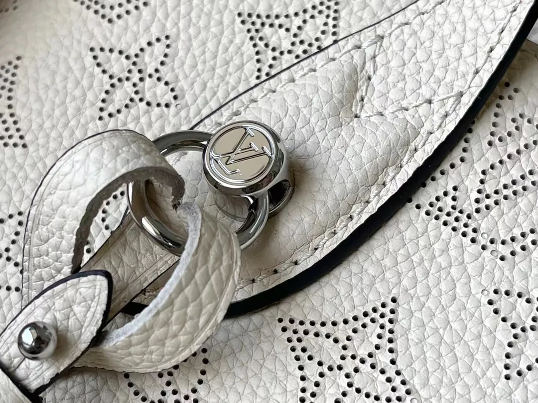 💰1060 (top layer leather) top original M21909 milky white Blossom small handbag is made of engraved and perforated cow leather, interpreting practical functions in a leisurely style. The inner compartment is equipped with a detachable zipper bag to easily accommodate daily needs; the handle is convenient for carrying by hand or elbow, and the detachable and adjustable shoulder strap adds shoulder and cross-body options. Dimensions: 20 x 20 x 12.5 cm