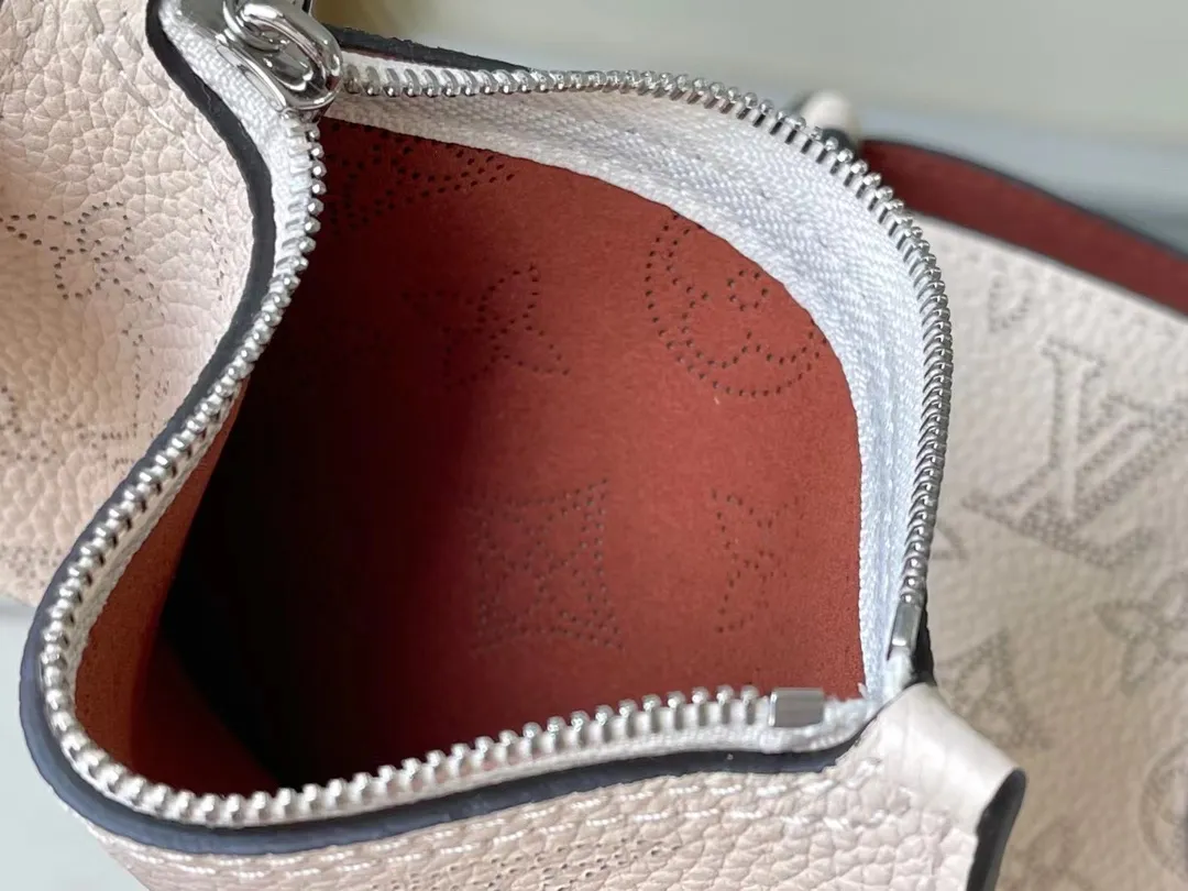 💰1060 (top layer leather) top original M21909 milky white Blossom small handbag is made of engraved and perforated cow leather, interpreting practical functions in a leisurely style. The inner compartment is equipped with a detachable zipper bag to easily accommodate daily needs; the handle is convenient for carrying by hand or elbow, and the detachable and adjustable shoulder strap adds shoulder and cross-body options. Dimensions: 20 x 20 x 12.5 cm