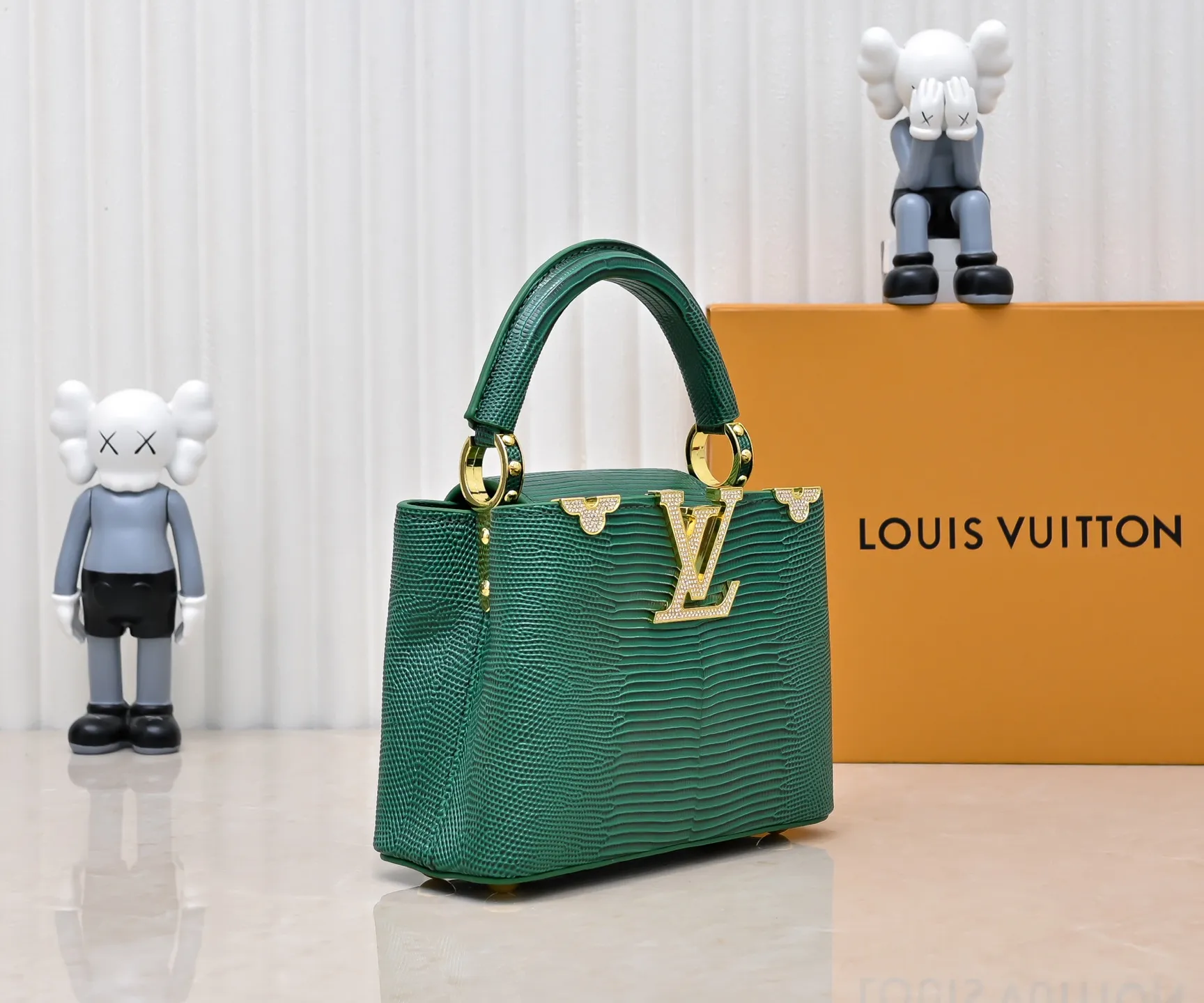 Top original P420 Guangzhou product M12296 green lizard leather with gold diamond corolla🔺This Capucines mini handbag is wrapped in gorgeous lizard leather and lined with delicate sheepskin, embellished with dazzling metal parts. The flip cover reads LV letters inside, and a Monogram flower blooms when turned out. Its compact size makes it a dazzling choice for evening occasions. Detailed features 21 x 14 x 8 cm (length x height x width