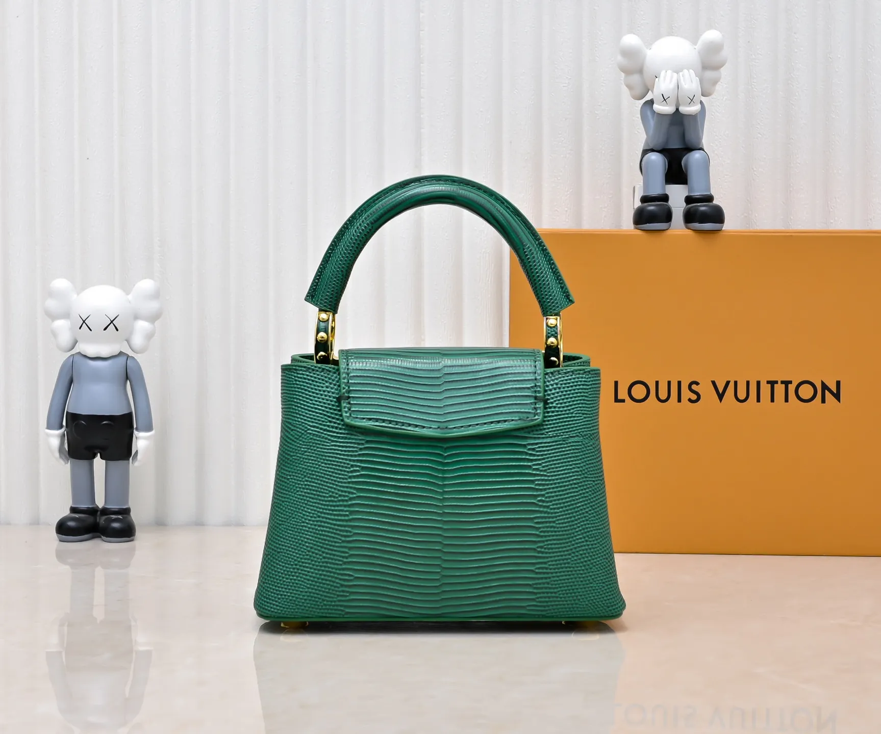 Top original P420 Guangzhou product M12296 green lizard leather with gold diamond corolla🔺This Capucines mini handbag is wrapped in gorgeous lizard leather and lined with delicate sheepskin, embellished with dazzling metal parts. The flip cover reads LV letters inside, and a Monogram flower blooms when turned out. Its compact size makes it a dazzling choice for evening occasions. Detailed features 21 x 14 x 8 cm (length x height x width