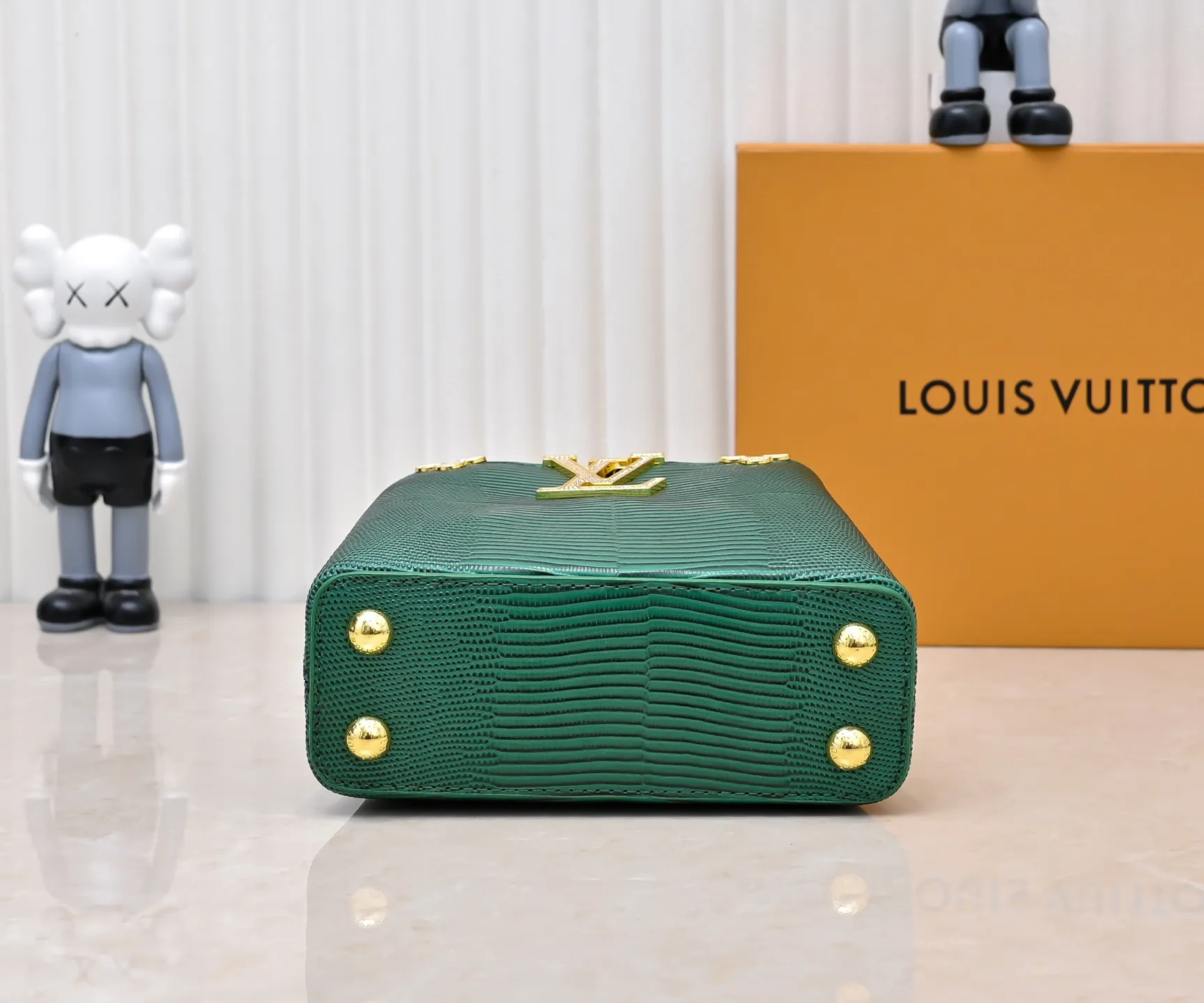 Top original P420 Guangzhou product M12296 green lizard leather with gold diamond corolla🔺This Capucines mini handbag is wrapped in gorgeous lizard leather and lined with delicate sheepskin, embellished with dazzling metal parts. The flip cover reads LV letters inside, and a Monogram flower blooms when turned out. Its compact size makes it a dazzling choice for evening occasions. Detailed features 21 x 14 x 8 cm (length x height x width