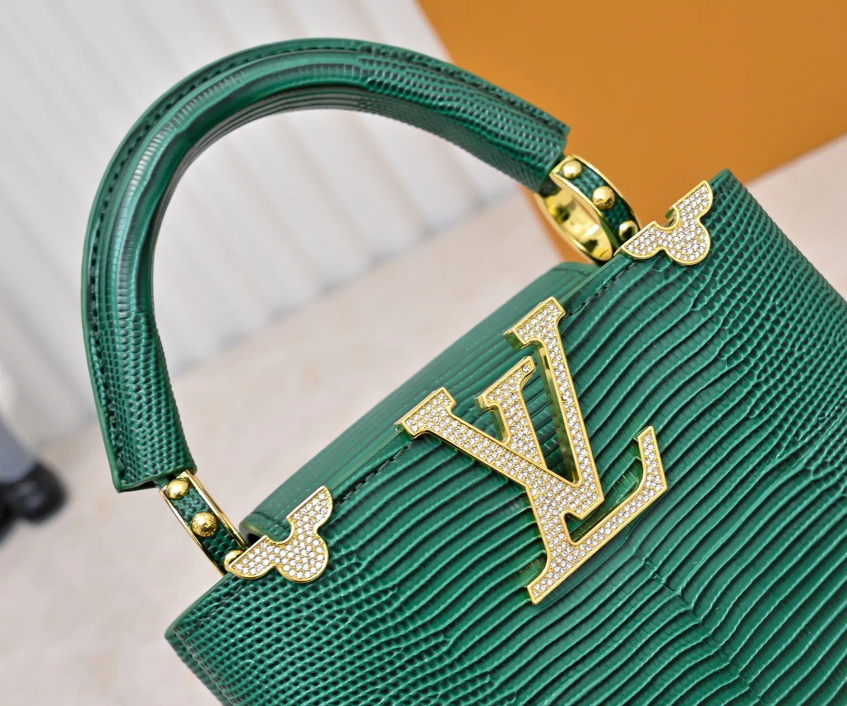 Top original P420 Guangzhou product M12296 green lizard leather with gold diamond corolla🔺This Capucines mini handbag is wrapped in gorgeous lizard leather and lined with delicate sheepskin, embellished with dazzling metal parts. The flip cover reads LV letters inside, and a Monogram flower blooms when turned out. Its compact size makes it a dazzling choice for evening occasions. Detailed features 21 x 14 x 8 cm (length x height x width