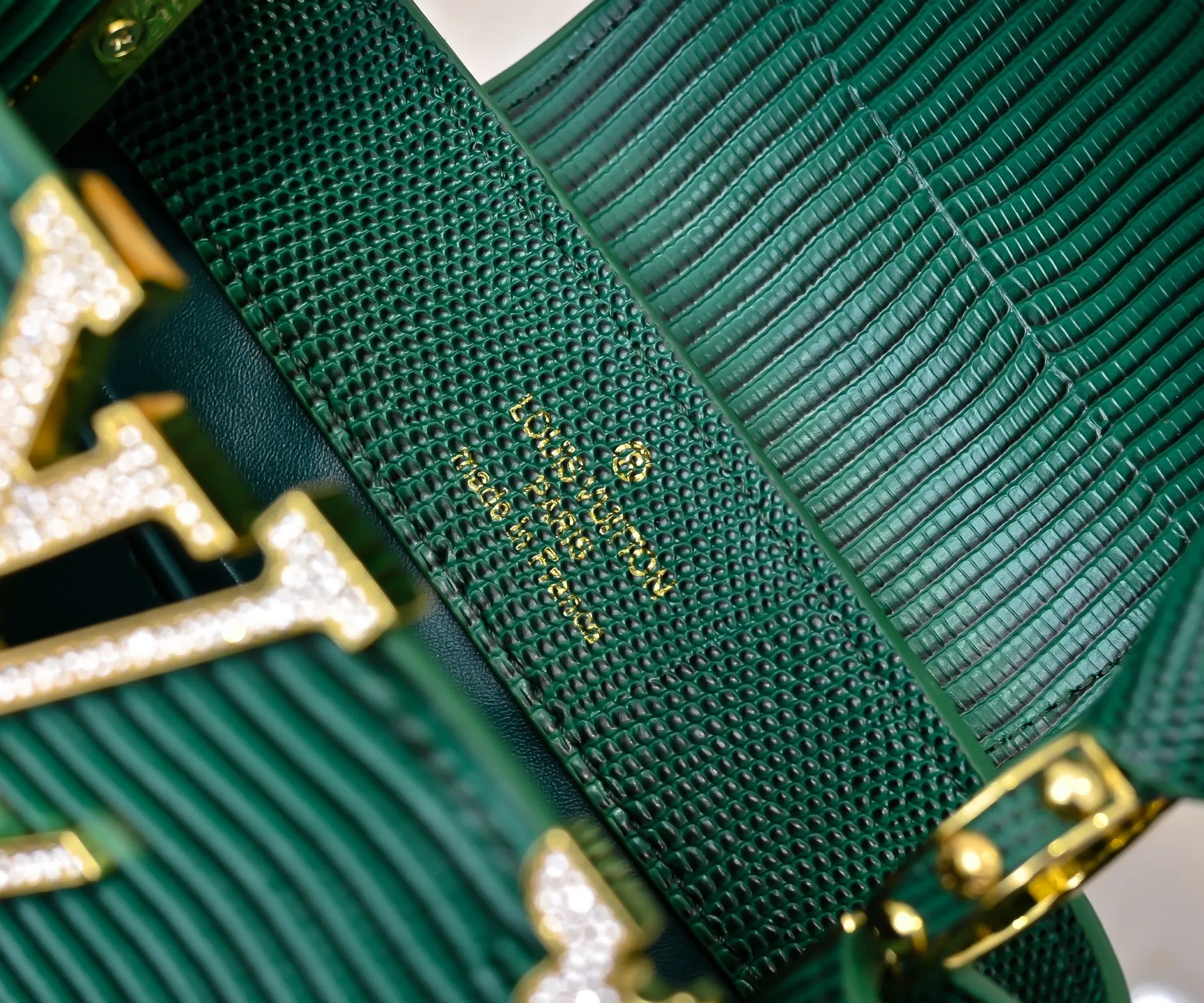 Top original P420 Guangzhou product M12296 green lizard leather with gold diamond corolla🔺This Capucines mini handbag is wrapped in gorgeous lizard leather and lined with delicate sheepskin, embellished with dazzling metal parts. The flip cover reads LV letters inside, and a Monogram flower blooms when turned out. Its compact size makes it a dazzling choice for evening occasions. Detailed features 21 x 14 x 8 cm (length x height x width