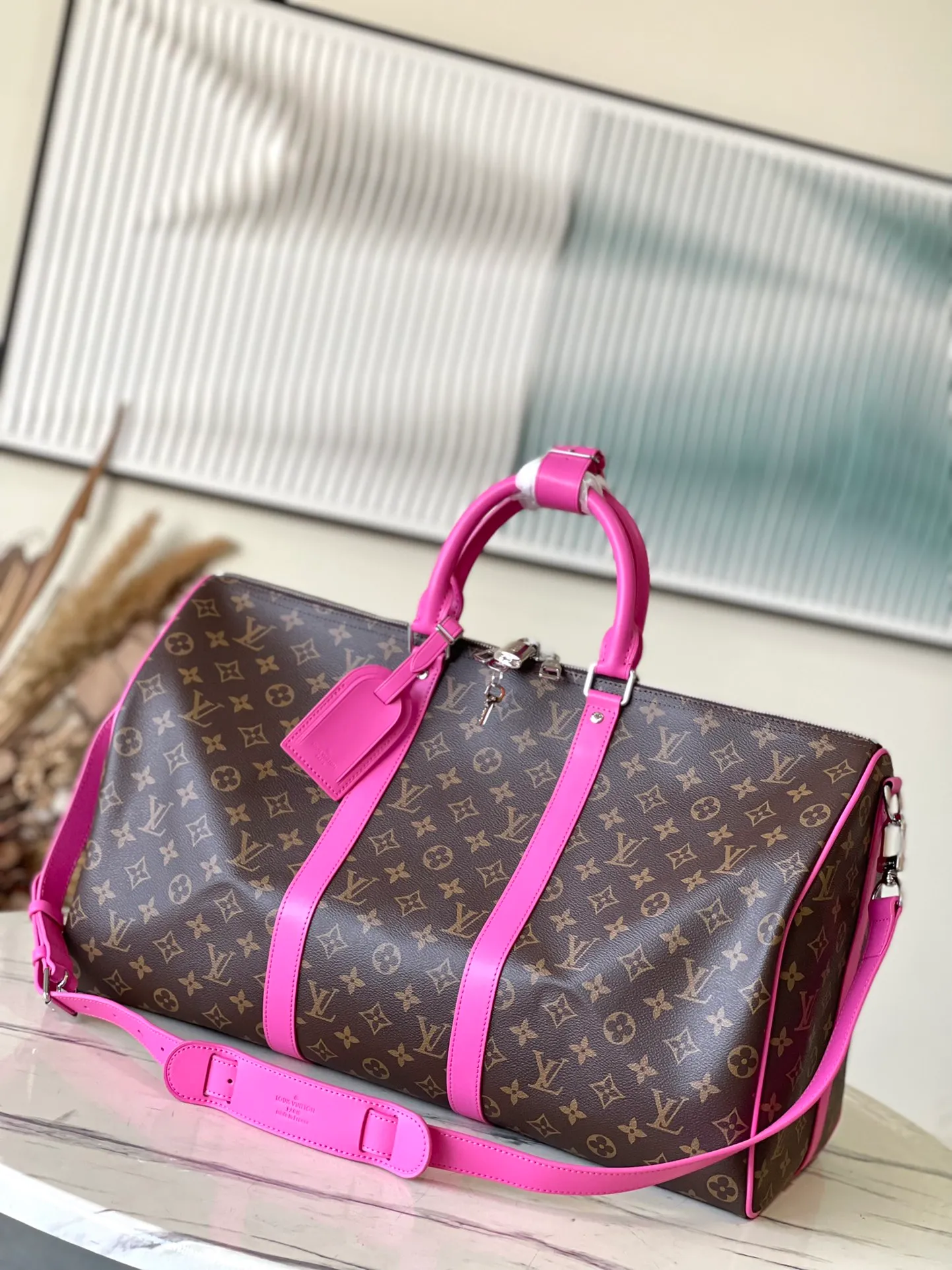💰1060 Top original order M41416 rose red, spacious capacity, flexible use. Durable, safe and reliable. Fashionable style, mature and stable. Features a secure double zipper and padlock, making it perfect for business or pleasure. Dimensions: 50 × 29 × 22 cm