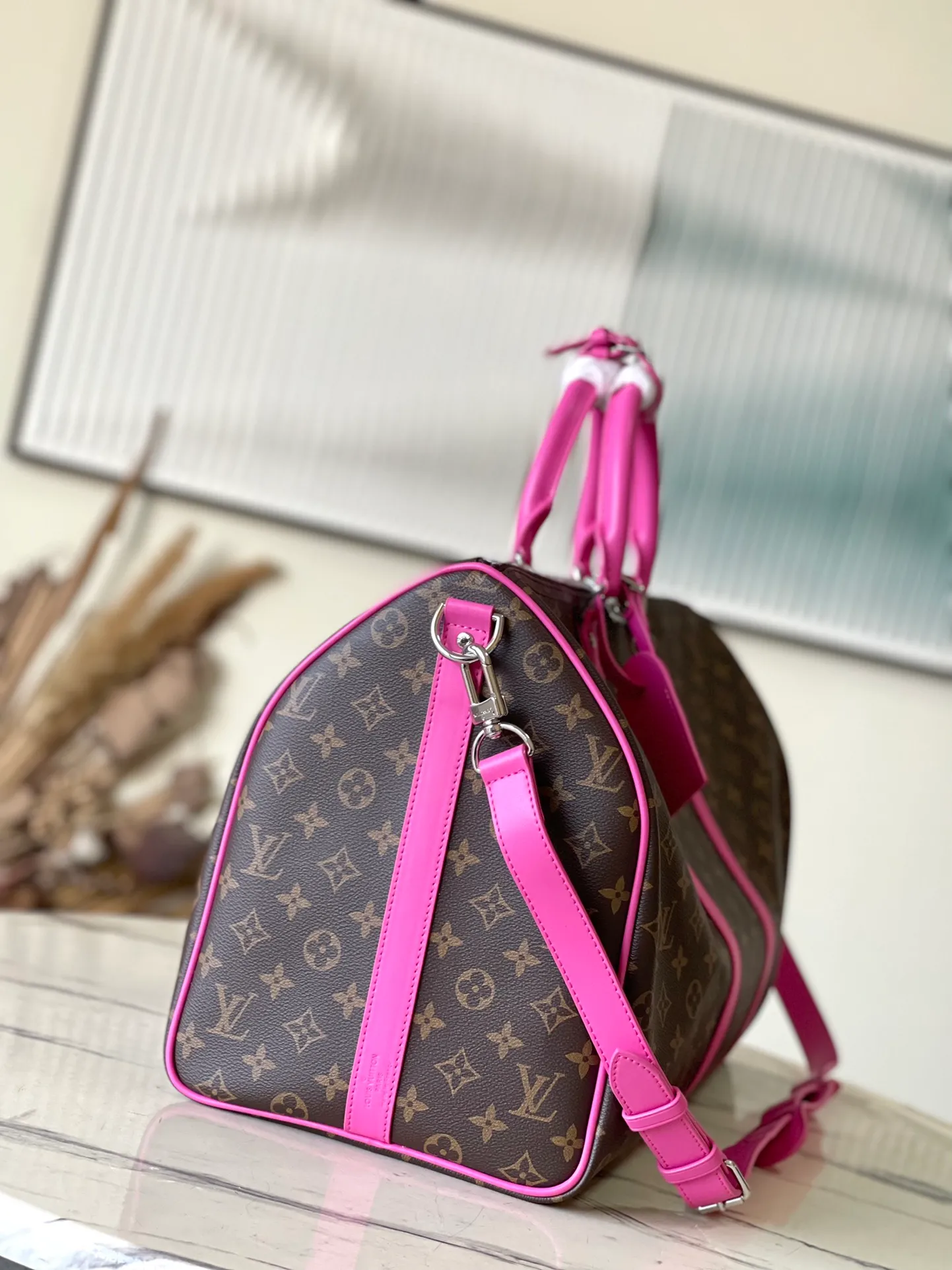 💰1060 Top original order M41416 rose red, spacious capacity, flexible use. Durable, safe and reliable. Fashionable style, mature and stable. Features a secure double zipper and padlock, making it perfect for business or pleasure. Dimensions: 50 × 29 × 22 cm