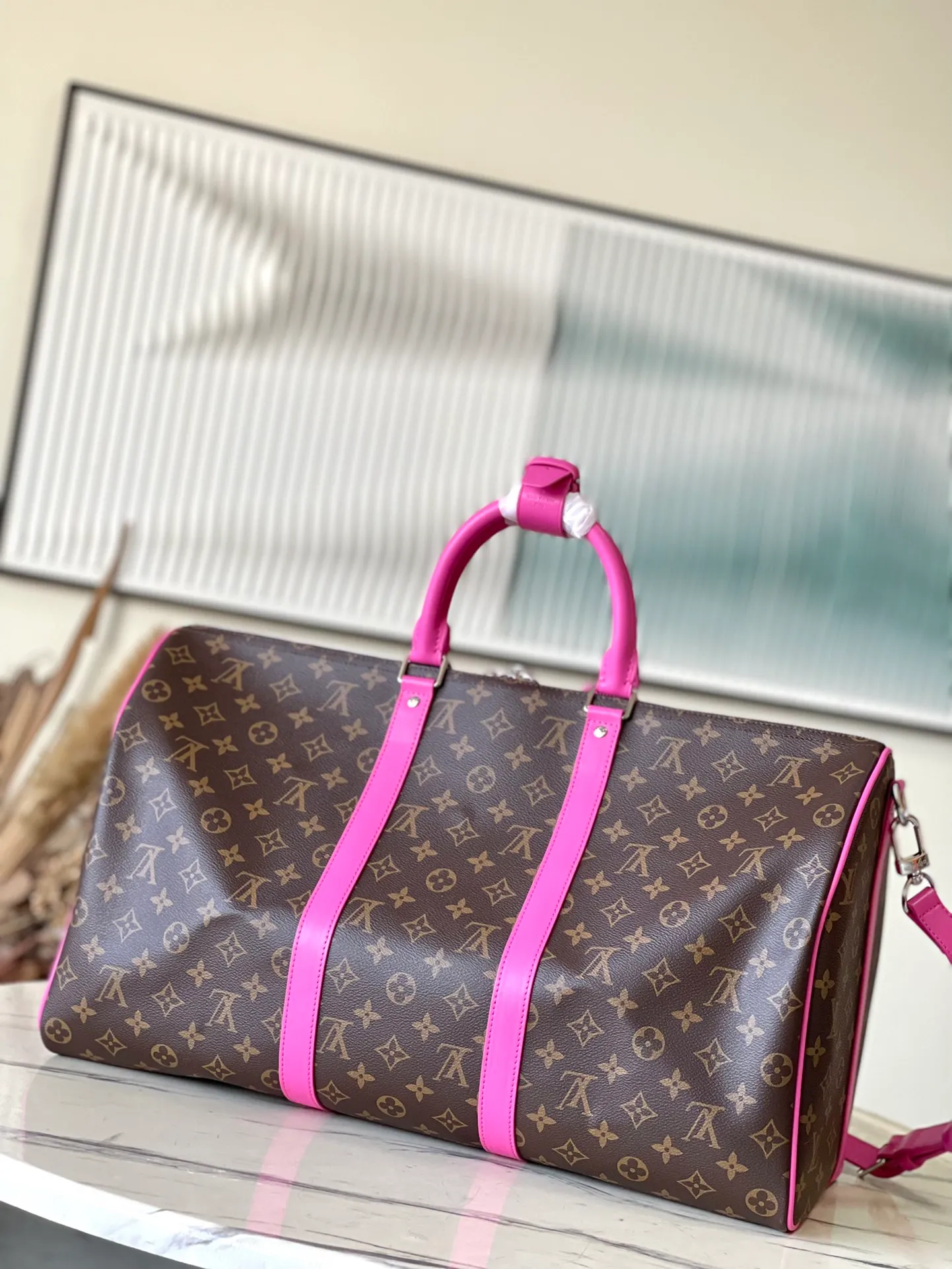 💰1060 Top original order M41416 rose red, spacious capacity, flexible use. Durable, safe and reliable. Fashionable style, mature and stable. Features a secure double zipper and padlock, making it perfect for business or pleasure. Dimensions: 50 × 29 × 22 cm