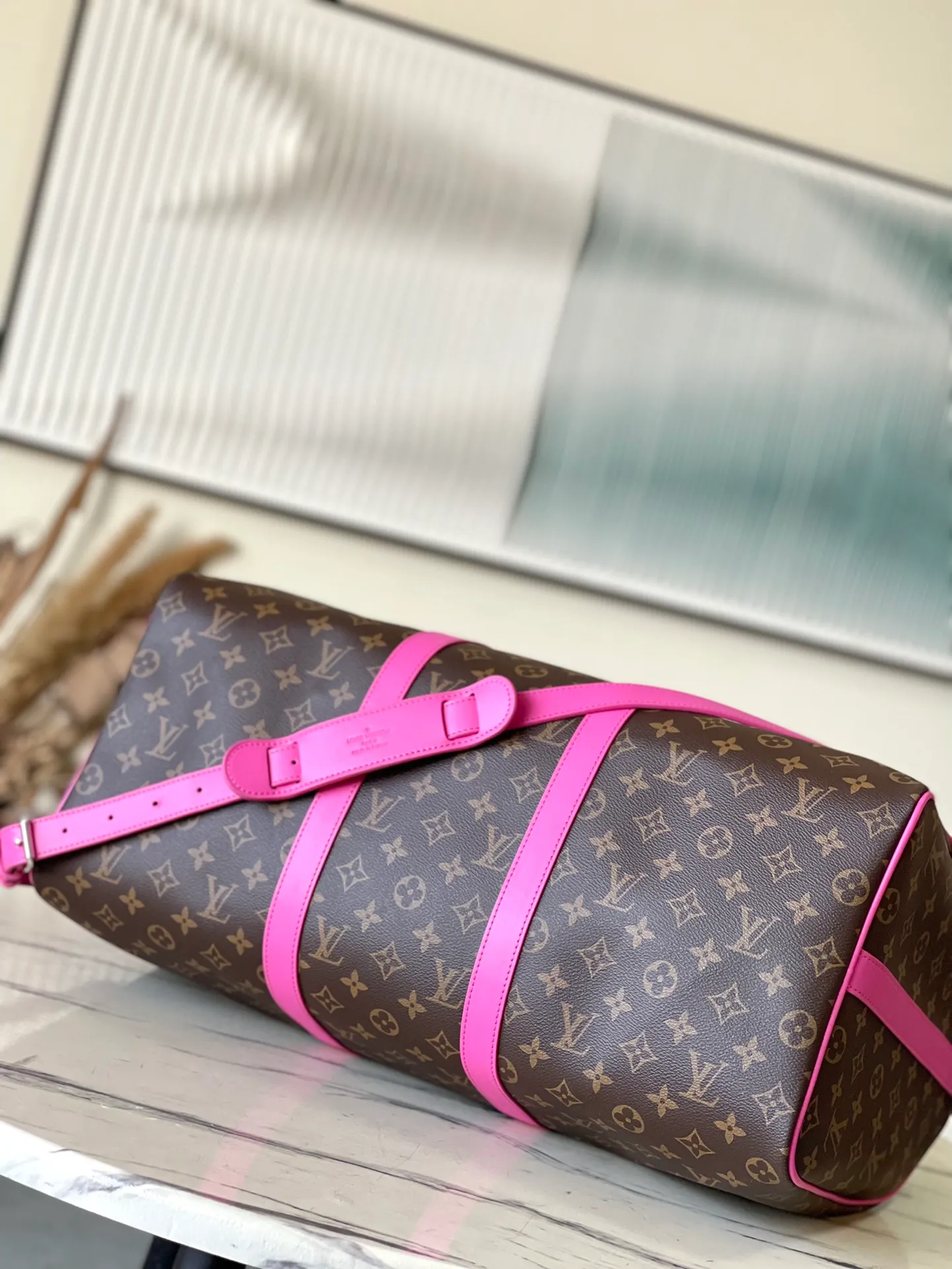 💰1060 Top original order M41416 rose red, spacious capacity, flexible use. Durable, safe and reliable. Fashionable style, mature and stable. Features a secure double zipper and padlock, making it perfect for business or pleasure. Dimensions: 50 × 29 × 22 cm