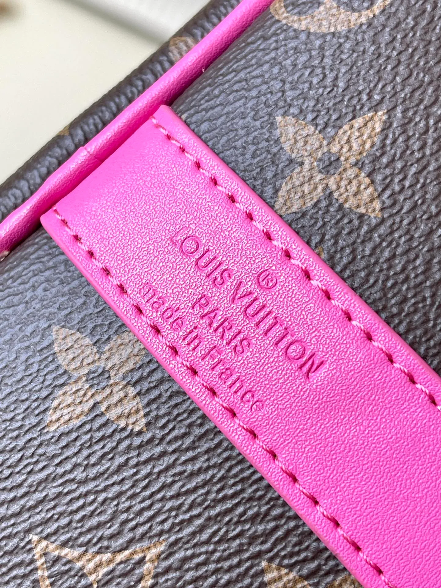 💰1060 Top original order M41416 rose red, spacious capacity, flexible use. Durable, safe and reliable. Fashionable style, mature and stable. Features a secure double zipper and padlock, making it perfect for business or pleasure. Dimensions: 50 × 29 × 22 cm