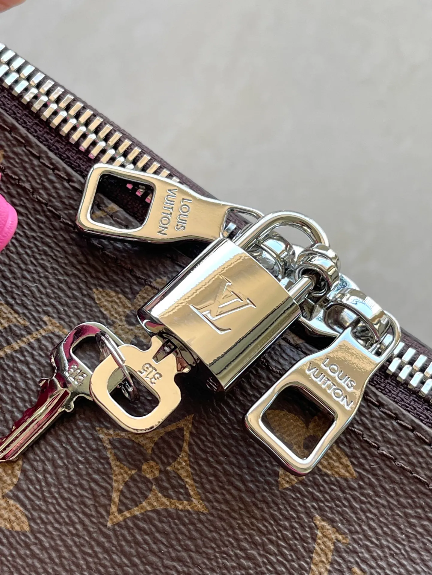 💰1060 Top original order M41416 rose red, spacious capacity, flexible use. Durable, safe and reliable. Fashionable style, mature and stable. Features a secure double zipper and padlock, making it perfect for business or pleasure. Dimensions: 50 × 29 × 22 cm