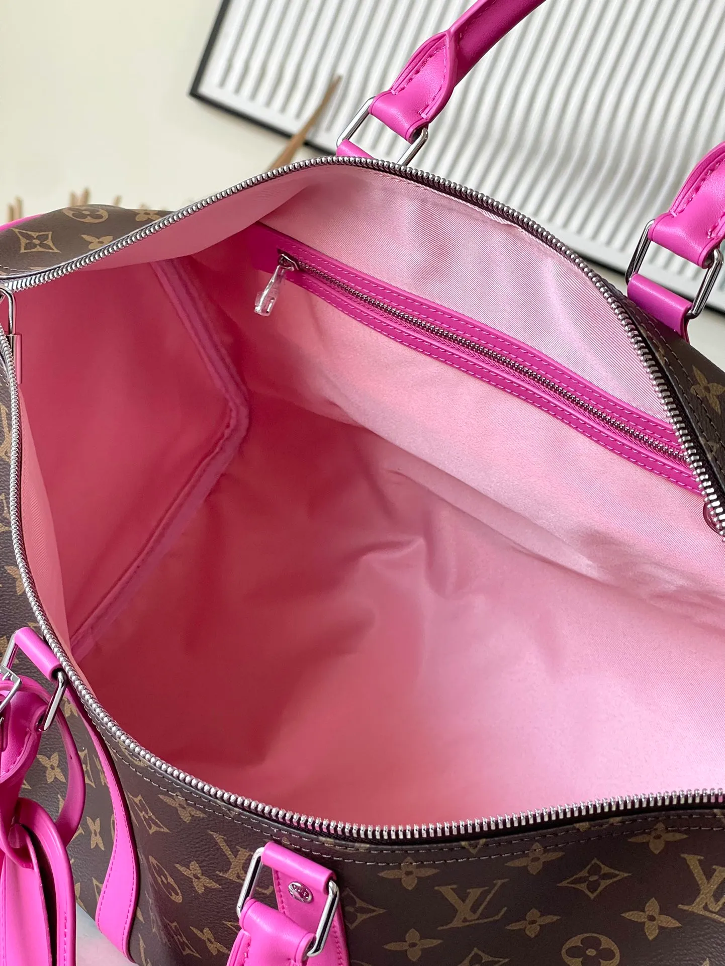 💰1060 Top original order M41416 rose red, spacious capacity, flexible use. Durable, safe and reliable. Fashionable style, mature and stable. Features a secure double zipper and padlock, making it perfect for business or pleasure. Dimensions: 50 × 29 × 22 cm