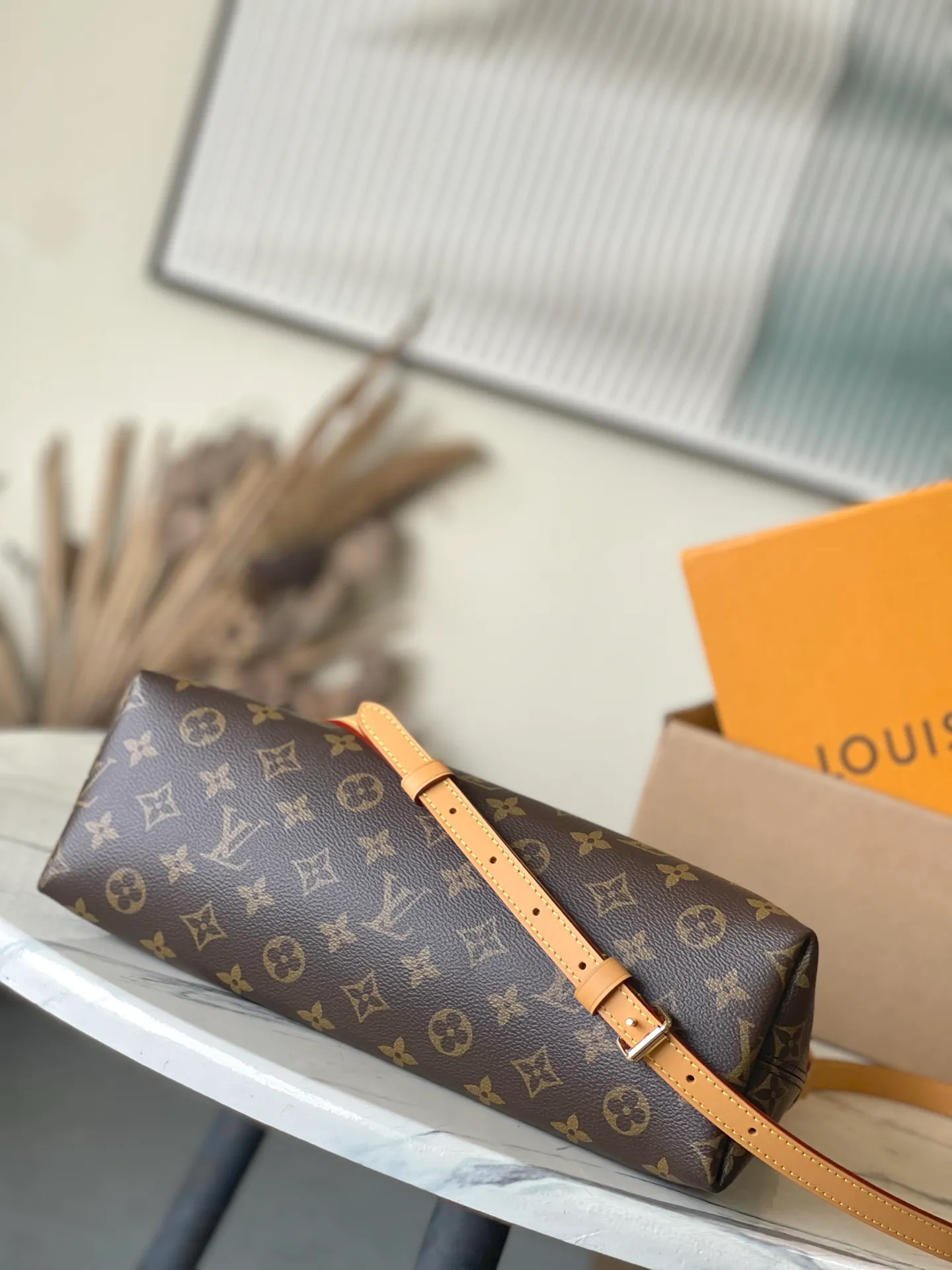 💰940 Top original order M15208 This small Ever More handbag interprets the trendy Paris style with the smooth lines of the Ama handbag. The classic Monogram canvas bag is embellished with dazzling decorative chains and cow leather trim. Both the shoulder strap and the Monogram clutch are detachable. The former provides a variety of carrying options, while the latter can be used as an internal compartment or held separately, achieving a delicate balance between elegance and functionality. Dimensions: 35 × 21 × 14 cm