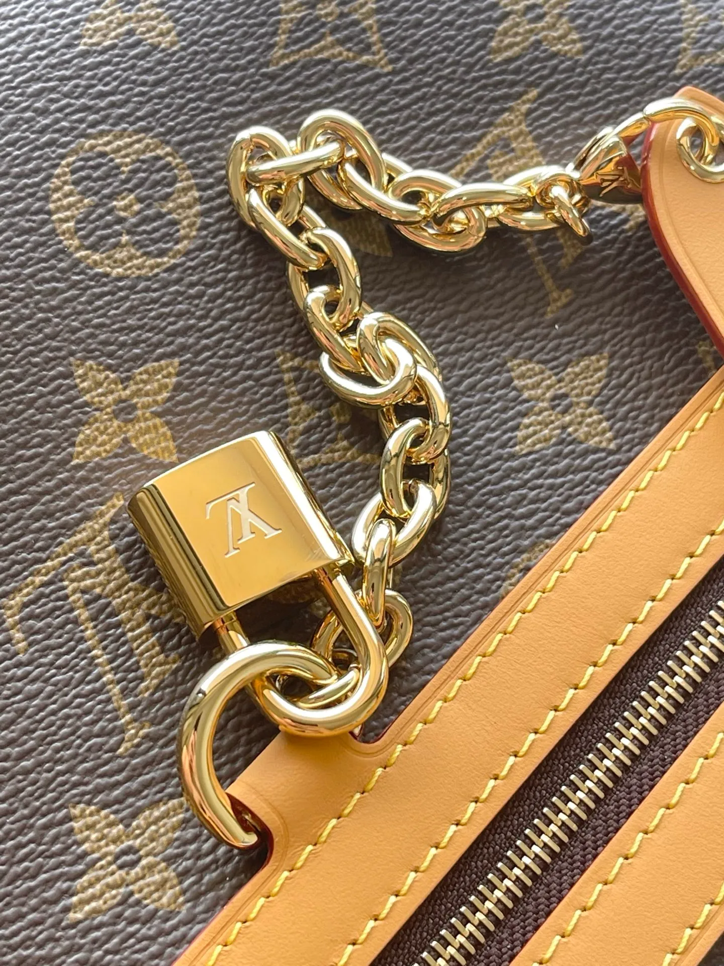 💰940 Top original order M15208 This small Ever More handbag interprets the trendy Paris style with the smooth lines of the Ama handbag. The classic Monogram canvas bag is embellished with dazzling decorative chains and cow leather trim. Both the shoulder strap and the Monogram clutch are detachable. The former provides a variety of carrying options, while the latter can be used as an internal compartment or held separately, achieving a delicate balance between elegance and functionality. Dimensions: 35 × 21 × 14 cm