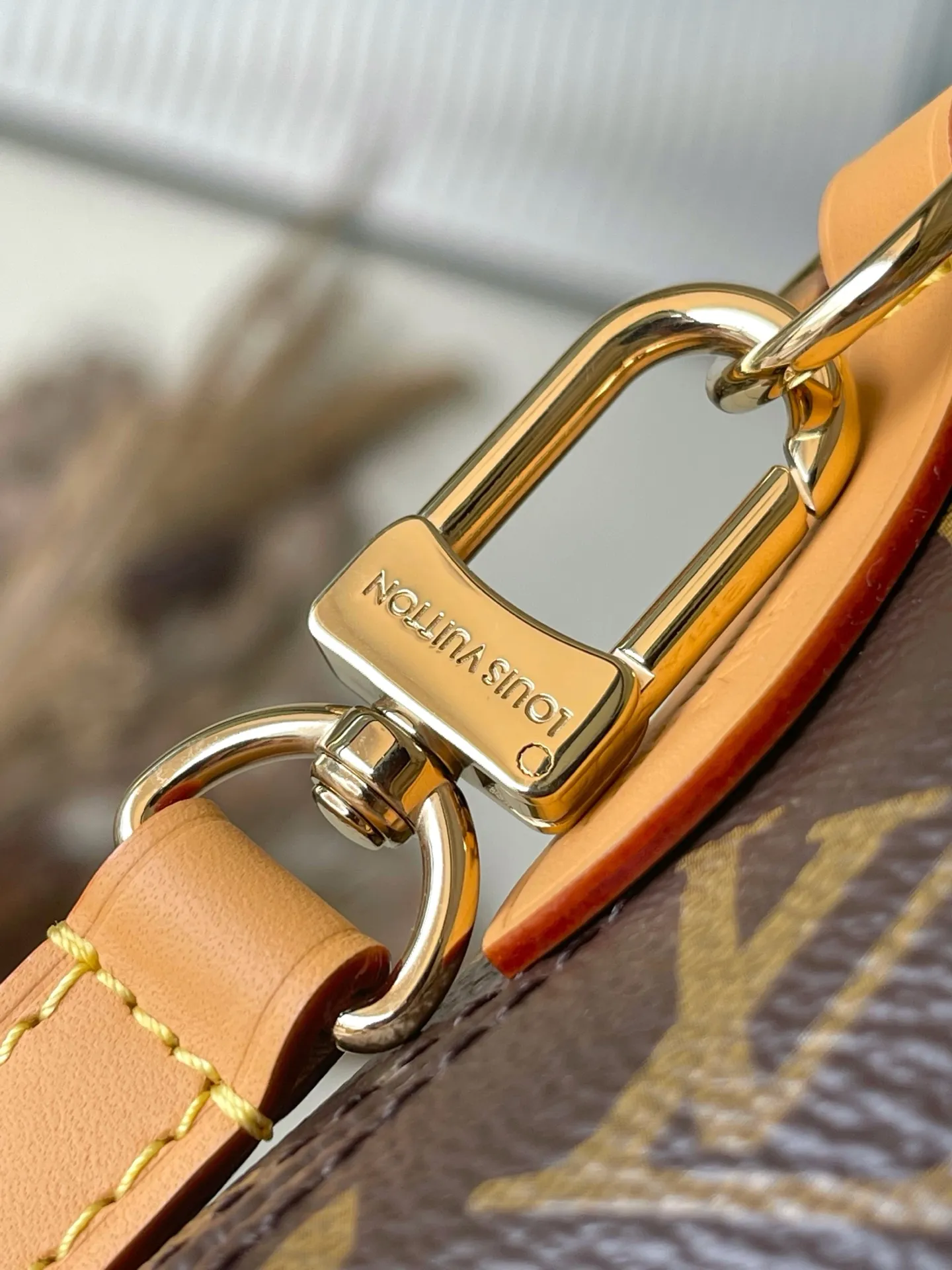 💰940 Top original order M15208 This small Ever More handbag interprets the trendy Paris style with the smooth lines of the Ama handbag. The classic Monogram canvas bag is embellished with dazzling decorative chains and cow leather trim. Both the shoulder strap and the Monogram clutch are detachable. The former provides a variety of carrying options, while the latter can be used as an internal compartment or held separately, achieving a delicate balance between elegance and functionality. Dimensions: 35 × 21 × 14 cm