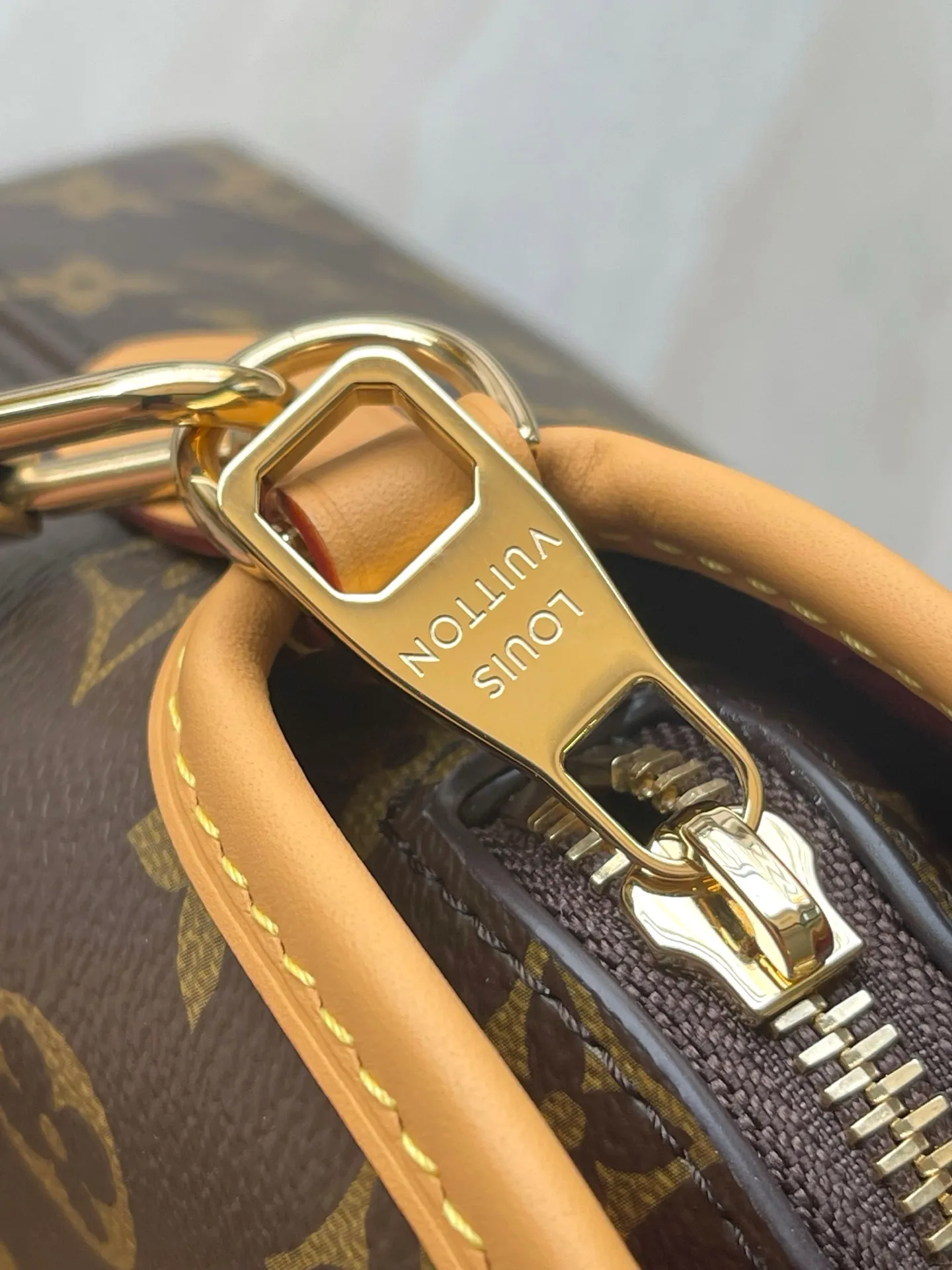 💰940 Top original order M15208 This small Ever More handbag interprets the trendy Paris style with the smooth lines of the Ama handbag. The classic Monogram canvas bag is embellished with dazzling decorative chains and cow leather trim. Both the shoulder strap and the Monogram clutch are detachable. The former provides a variety of carrying options, while the latter can be used as an internal compartment or held separately, achieving a delicate balance between elegance and functionality. Dimensions: 35 × 21 × 14 cm