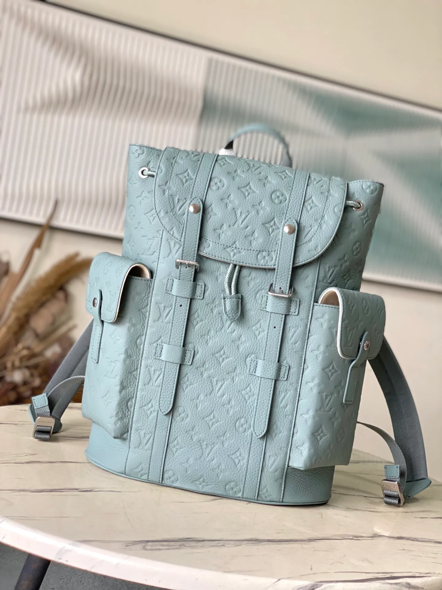 💰1540 (top-grain leather) top original order M13863 This Christopher medium backpack is made of grained Taurllon cow leather with Monogram pattern embossed, and it is closed with snap buttons and drawstrings for secure storage. The spacious interior has a tablet pocket, and the side pockets are designed with functionality in mind. Dimensions: 38 × 44 × 12.5 cm