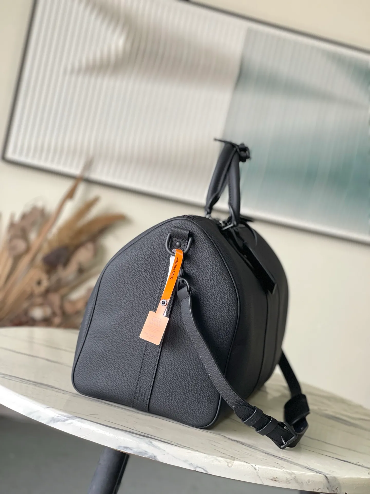 💰1540 (top layer leather) top quality original order M26118 This Keepall Bandouliere 50 travel bag is made of waxed cow leather and fabric lining, making it a perfect choice for weekend travel. The fine grained soft leather and LV monogram slowly reveal an elegant style. The top handle and detachable and adjustable shoulder strap allow for a variety of carrying methods. Dimensions: 50 × 29 × 23 cm