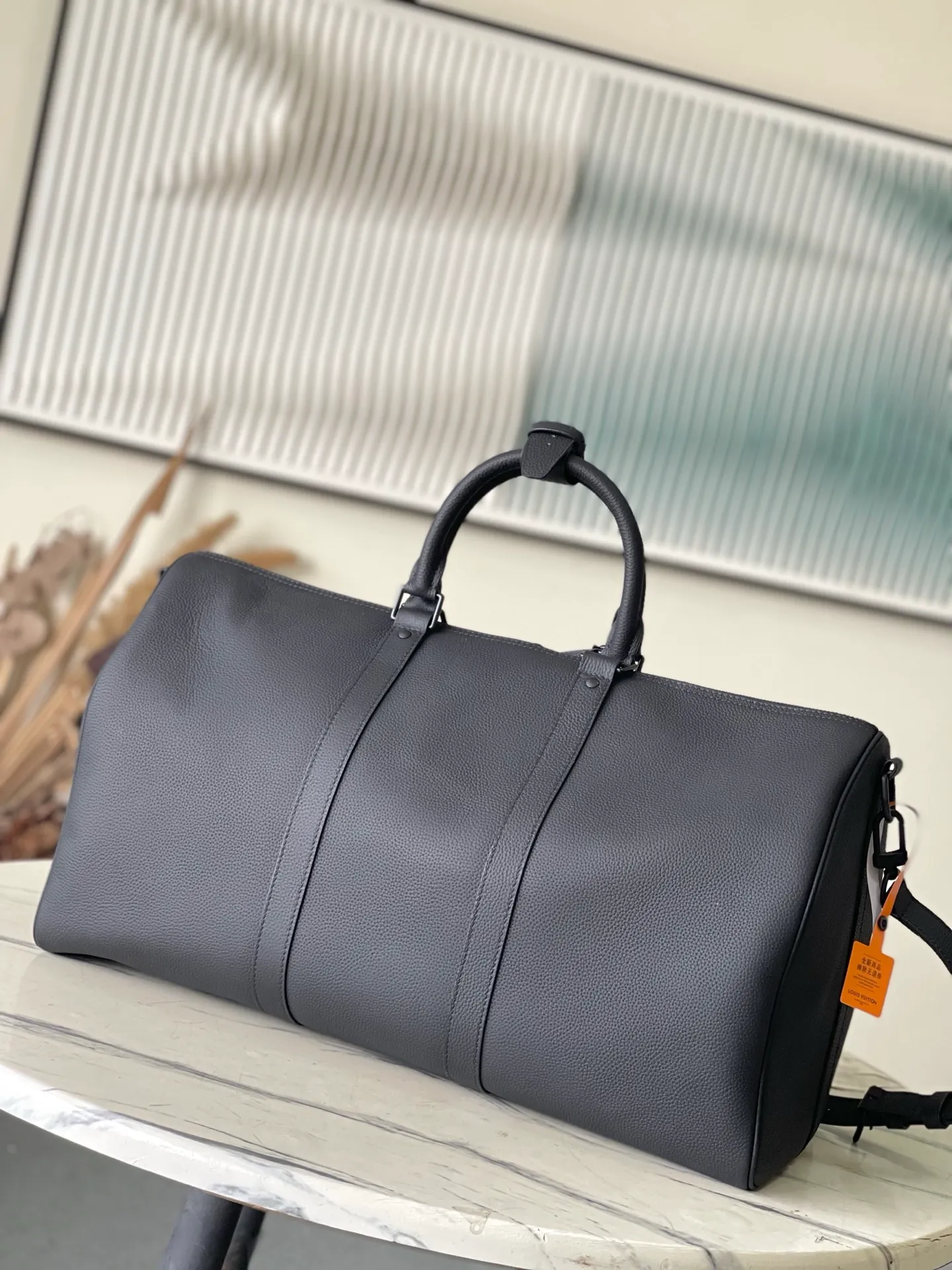 💰1540 (top layer leather) top quality original order M26118 This Keepall Bandouliere 50 travel bag is made of waxed cow leather and fabric lining, making it a perfect choice for weekend travel. The fine grained soft leather and LV monogram slowly reveal an elegant style. The top handle and detachable and adjustable shoulder strap allow for a variety of carrying methods. Dimensions: 50 × 29 × 23 cm