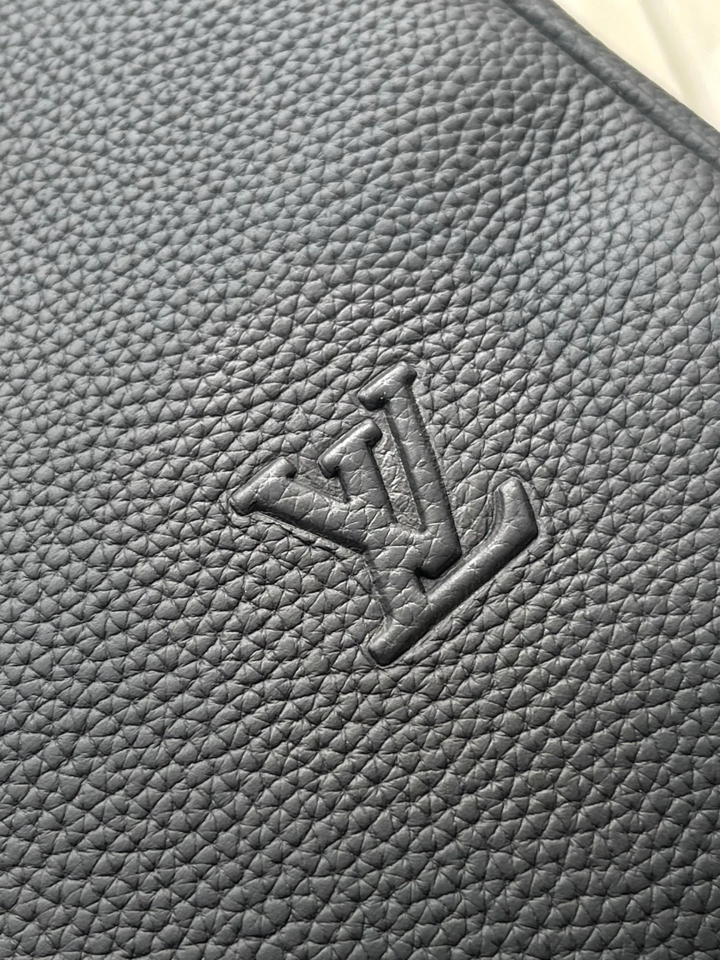 💰1540 (top layer leather) top quality original order M26118 This Keepall Bandouliere 50 travel bag is made of waxed cow leather and fabric lining, making it a perfect choice for weekend travel. The fine grained soft leather and LV monogram slowly reveal an elegant style. The top handle and detachable and adjustable shoulder strap allow for a variety of carrying methods. Dimensions: 50 × 29 × 23 cm