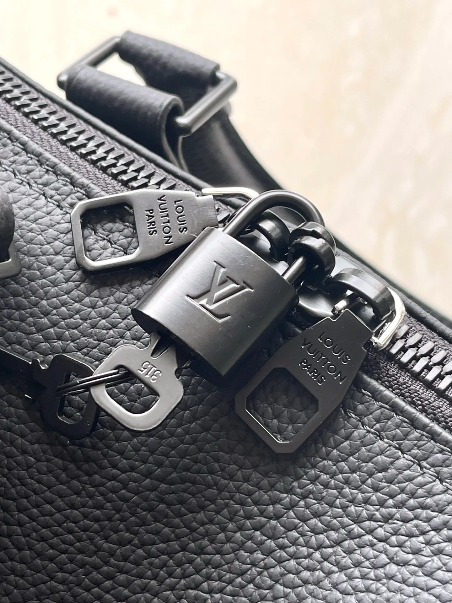 💰1540 (top layer leather) top quality original order M26118 This Keepall Bandouliere 50 travel bag is made of waxed cow leather and fabric lining, making it a perfect choice for weekend travel. The fine grained soft leather and LV monogram slowly reveal an elegant style. The top handle and detachable and adjustable shoulder strap allow for a variety of carrying methods. Dimensions: 50 × 29 × 23 cm