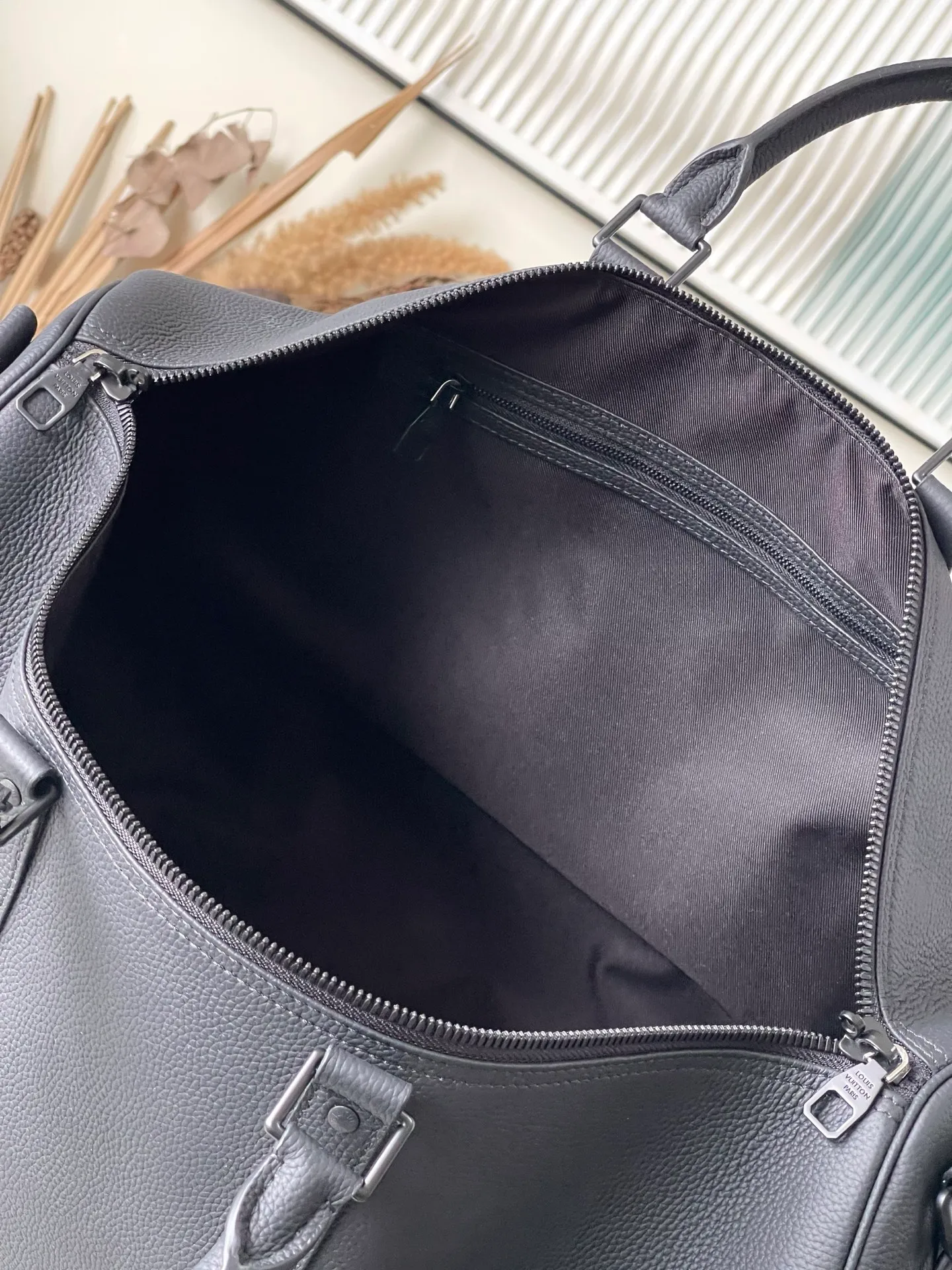 💰1540 (top layer leather) top quality original order M26118 This Keepall Bandouliere 50 travel bag is made of waxed cow leather and fabric lining, making it a perfect choice for weekend travel. The fine grained soft leather and LV monogram slowly reveal an elegant style. The top handle and detachable and adjustable shoulder strap allow for a variety of carrying methods. Dimensions: 50 × 29 × 23 cm