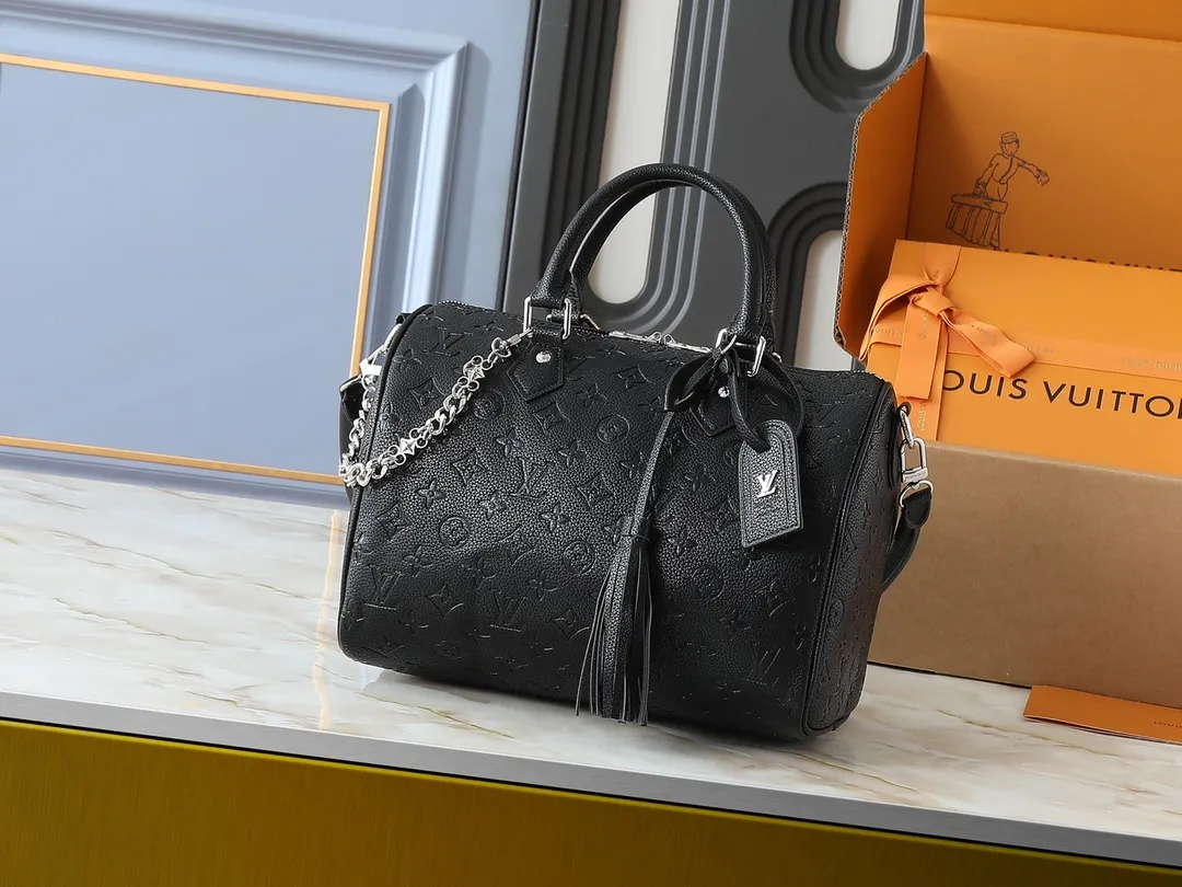 💰300💰Upgraded from the original M47186 M11323 M40391 This Speedy Soft 30 handbag renews the classic design of the Speedy handbag, using Monogram Empreinte leather and suede cowhide lining to create a light and soft structure. Whether carried by hand, cross-body or shoulder, you can create a trendy look. Dimensions: 30x21x17 cm