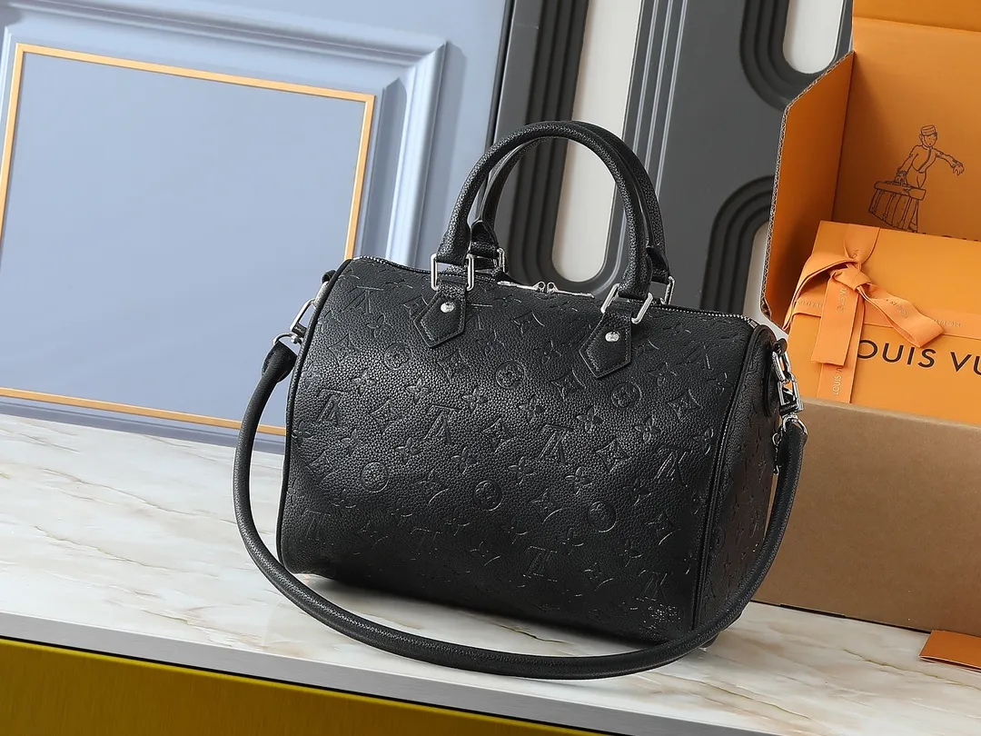 💰300💰Upgraded from the original M47186 M11323 M40391 This Speedy Soft 30 handbag renews the classic design of the Speedy handbag, using Monogram Empreinte leather and suede cowhide lining to create a light and soft structure. Whether carried by hand, cross-body or shoulder, you can create a trendy look. Dimensions: 30x21x17 cm