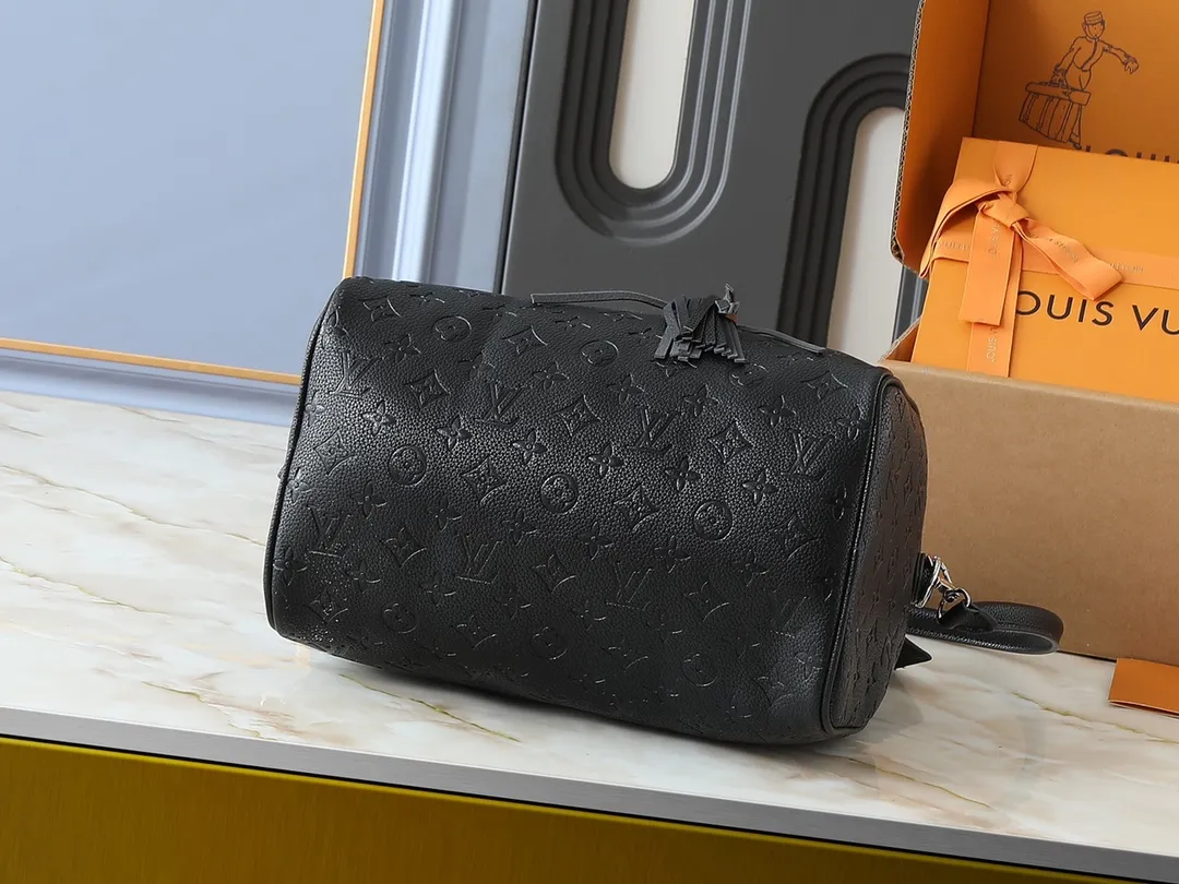 💰300💰Upgraded from the original M47186 M11323 M40391 This Speedy Soft 30 handbag renews the classic design of the Speedy handbag, using Monogram Empreinte leather and suede cowhide lining to create a light and soft structure. Whether carried by hand, cross-body or shoulder, you can create a trendy look. Dimensions: 30x21x17 cm