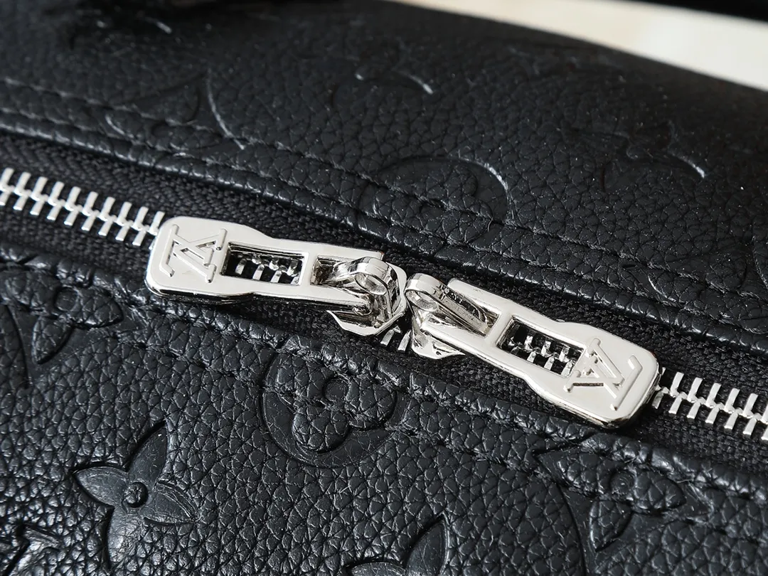 💰300💰Upgraded from the original M47186 M11323 M40391 This Speedy Soft 30 handbag renews the classic design of the Speedy handbag, using Monogram Empreinte leather and suede cowhide lining to create a light and soft structure. Whether carried by hand, cross-body or shoulder, you can create a trendy look. Dimensions: 30x21x17 cm