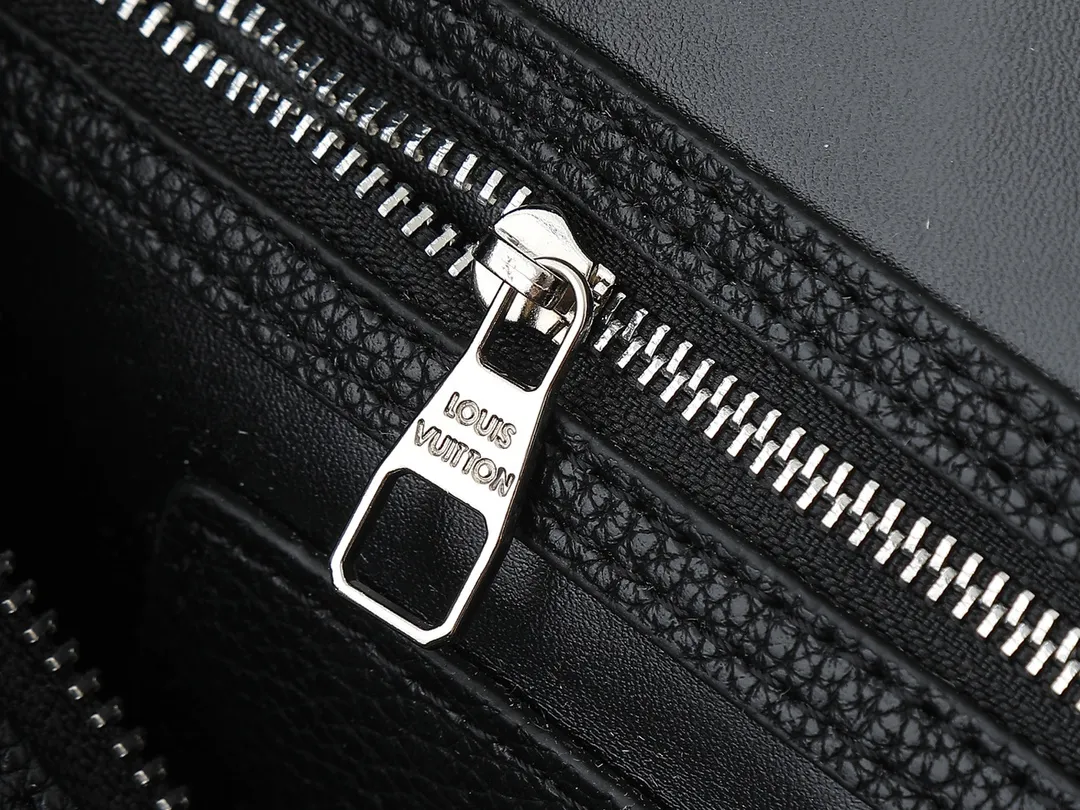 💰300💰Upgraded from the original M47186 M11323 M40391 This Speedy Soft 30 handbag renews the classic design of the Speedy handbag, using Monogram Empreinte leather and suede cowhide lining to create a light and soft structure. Whether carried by hand, cross-body or shoulder, you can create a trendy look. Dimensions: 30x21x17 cm