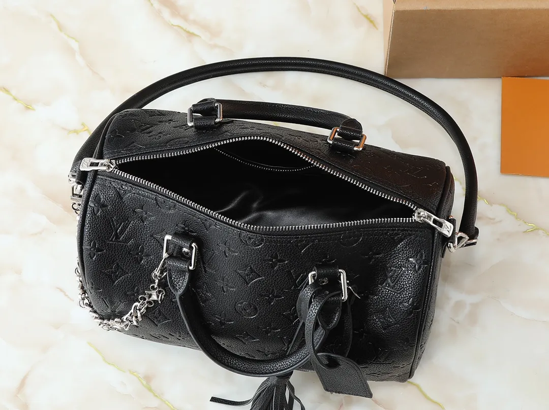 💰300💰Upgraded from the original M47186 M11323 M40391 This Speedy Soft 30 handbag renews the classic design of the Speedy handbag, using Monogram Empreinte leather and suede cowhide lining to create a light and soft structure. Whether carried by hand, cross-body or shoulder, you can create a trendy look. Dimensions: 30x21x17 cm