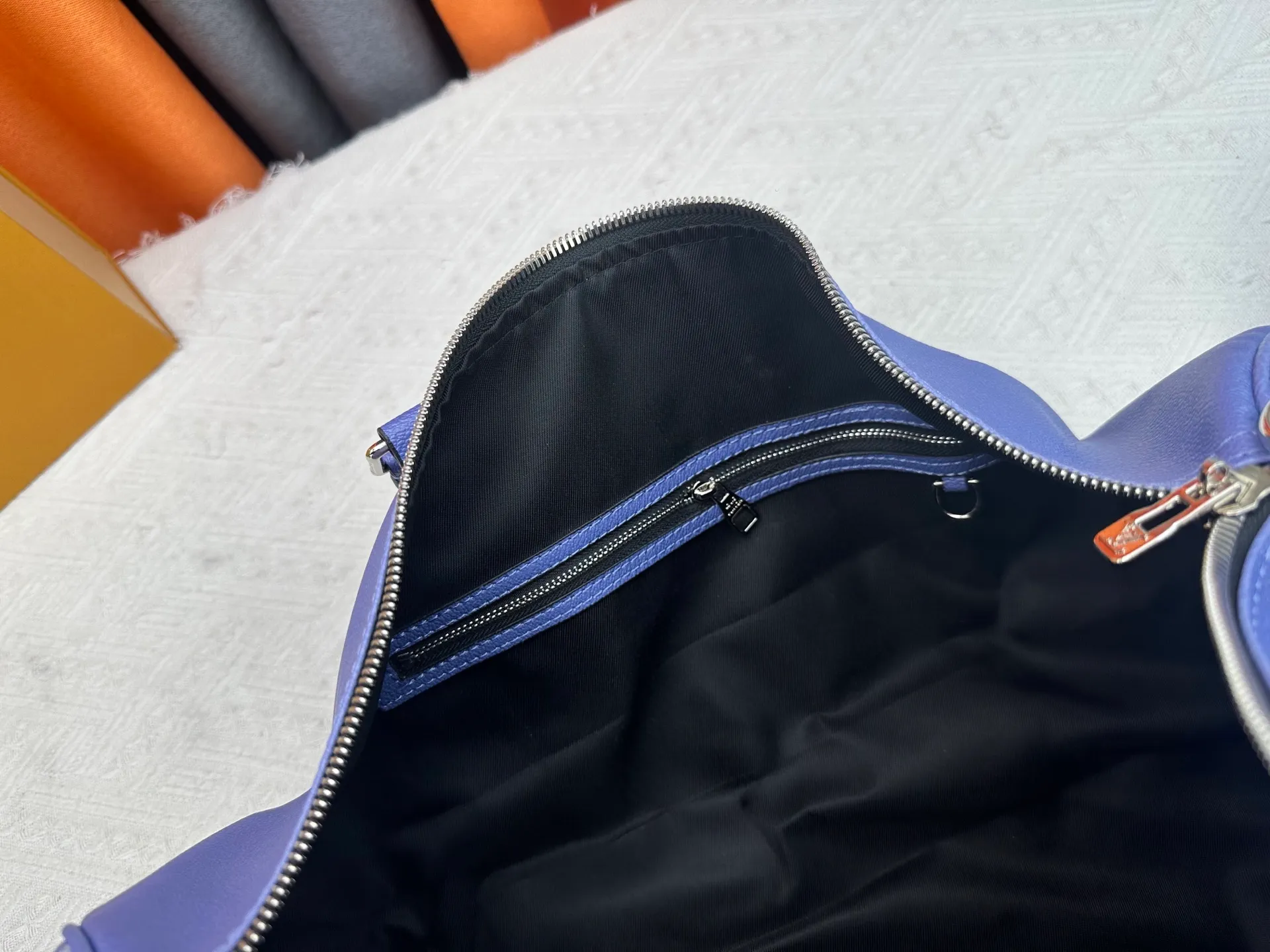 P340 Upgraded original version M30941 yellow M30885 white M53776 silver M30235 gram MTaigarama series newly launches this keepall travel bag, which is made of flexible Taïga leather and classic canvas to create a dynamic configuration. The size is just right to accommodate your travel needs, size: 50x29x23cm