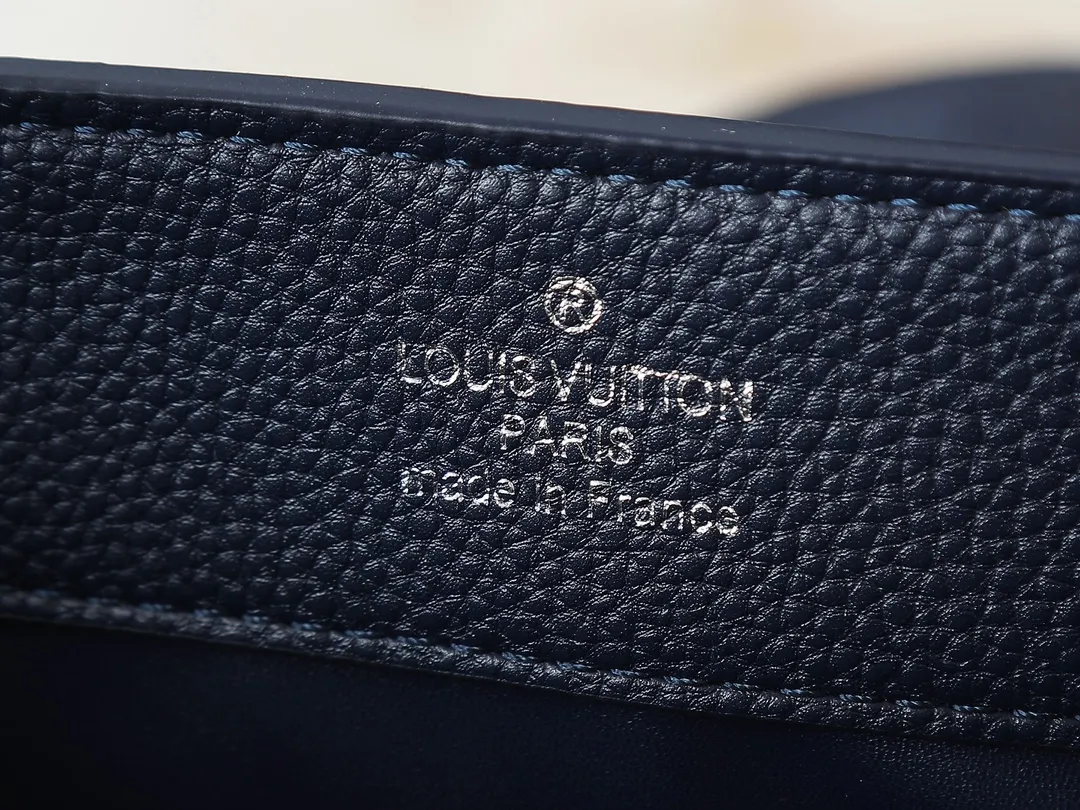 💰420💰Guangzhou goods Upgraded original M12135 M11964 M12751 This Capucines medium handbag draws inspiration from the brand’s classic hard suitcase, transforming the iconic Malletage element into a diamond-shaped metal decoration, which complements the Taurillon cow leather bag body. The pocket design makes it easy to store what you need on the go, and the detachable shoulder strap allows for a variety of carrying methods. Dimensions: 31.05 x 20.0 x 11.0 cm (length x height x width)