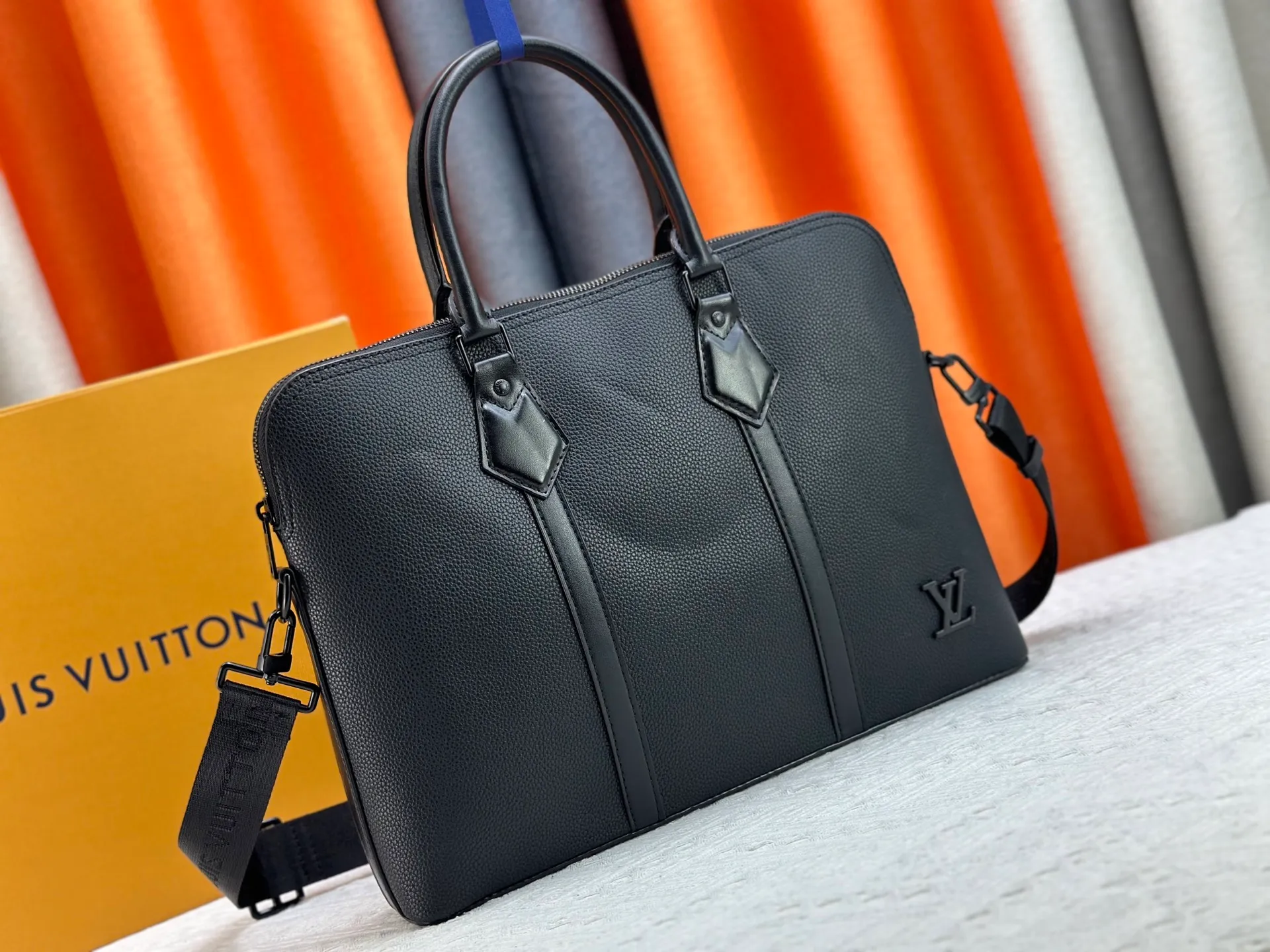 P320 M59159 Black Top Original This briefcase has the soft texture of lv aerogram cow leather, with the metal lv letters emblazoned on the lower right corner. A padded pocket holds a laptop, and the Louis Vuitton logo is sewn into the removable jacquard shoulder strap. 38 x 28x 7cm (length x height x width)