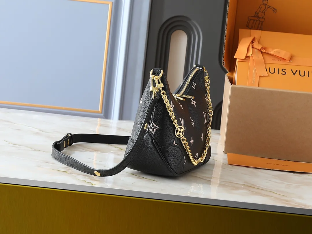 💰260💰Upgraded from the original M14634 M45832. This Boulogne handbag reinterprets the classic Monogram Empreinte leather with the same color aesthetic, injecting elegance with a detachable chain and LV floral decoration. The smart structure allows for a variety of carrying methods, and the inner patch pocket can easily store a smartphone. Dimensions: 29.0 x 16.0 x 9.5 cm (length x height x width)