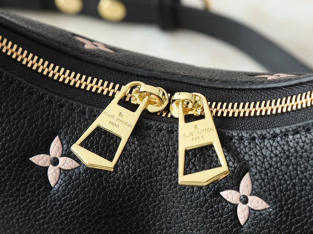 💰260💰Upgraded from the original M14634 M45832. This Boulogne handbag reinterprets the classic Monogram Empreinte leather with the same color aesthetic, injecting elegance with a detachable chain and LV floral decoration. The smart structure allows for a variety of carrying methods, and the inner patch pocket can easily store a smartphone. Dimensions: 29.0 x 16.0 x 9.5 cm (length x height x width)