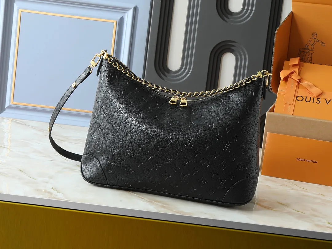 💰260💰Upgraded original M25854 M13706 This classic Boulogne handbag has been upgraded to a roomy GM size, perfect for carrying laptops and other essentials. Inspired by an archival model from 1984, this elegant design is crafted from Monogram Empreinte leather and embellished with an exclusive gold braided chain that can be removed if desired. You can choose to wear it cross-body, over the shoulder or by hand. Dimensions: 40 × 29 × 15 cm (length x height x width)