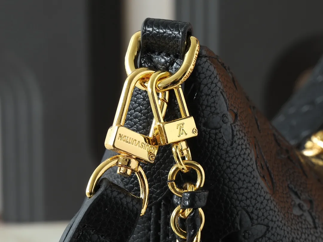 💰260💰Upgraded original M25854 M13706 This classic Boulogne handbag has been upgraded to a roomy GM size, perfect for carrying laptops and other essentials. Inspired by an archival model from 1984, this elegant design is crafted from Monogram Empreinte leather and embellished with an exclusive gold braided chain that can be removed if desired. You can choose to wear it cross-body, over the shoulder or by hand. Dimensions: 40 × 29 × 15 cm (length x height x width)