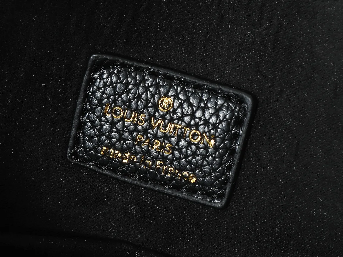 💰260💰Upgraded original M25854 M13706 This classic Boulogne handbag has been upgraded to a roomy GM size, perfect for carrying laptops and other essentials. Inspired by an archival model from 1984, this elegant design is crafted from Monogram Empreinte leather and embellished with an exclusive gold braided chain that can be removed if desired. You can choose to wear it cross-body, over the shoulder or by hand. Dimensions: 40 × 29 × 15 cm (length x height x width)