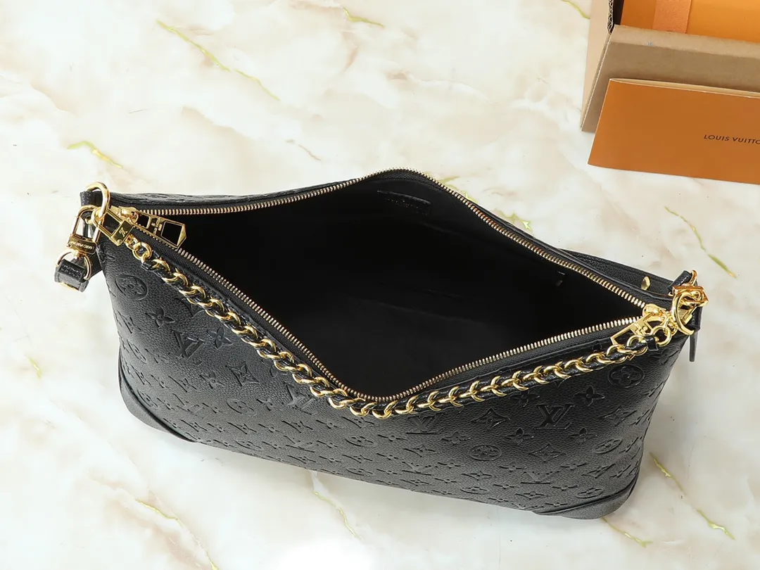 💰260💰Upgraded original M25854 M13706 This classic Boulogne handbag has been upgraded to a roomy GM size, perfect for carrying laptops and other essentials. Inspired by an archival model from 1984, this elegant design is crafted from Monogram Empreinte leather and embellished with an exclusive gold braided chain that can be removed if desired. You can choose to wear it cross-body, over the shoulder or by hand. Dimensions: 40 × 29 × 15 cm (length x height x width)