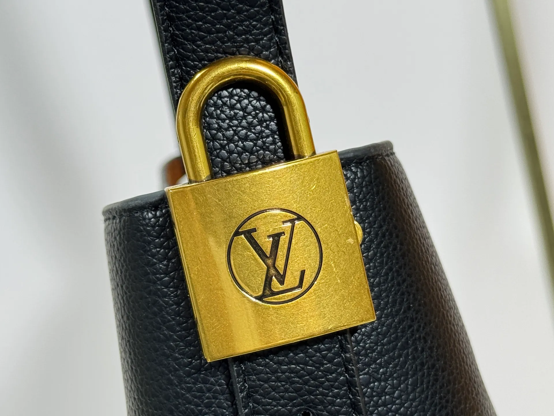 P240 Upgraded original (imitation original) M24988 M24974 M24856 M25022 M25352 M25353 M12982 M14265 M25354 This Low Key Hobo handbag is made of smooth cow leather with suede cow leather lining. It can accommodate short wallets, large smartphones, keys and other small items. The shoulder strap is adjustable with a padlock buckle, and a removable Monogram canvas zippered interior pocket keeps it organized. Dimensions: 24.0 x 28.0 x 16.0 cm (length x height x width)