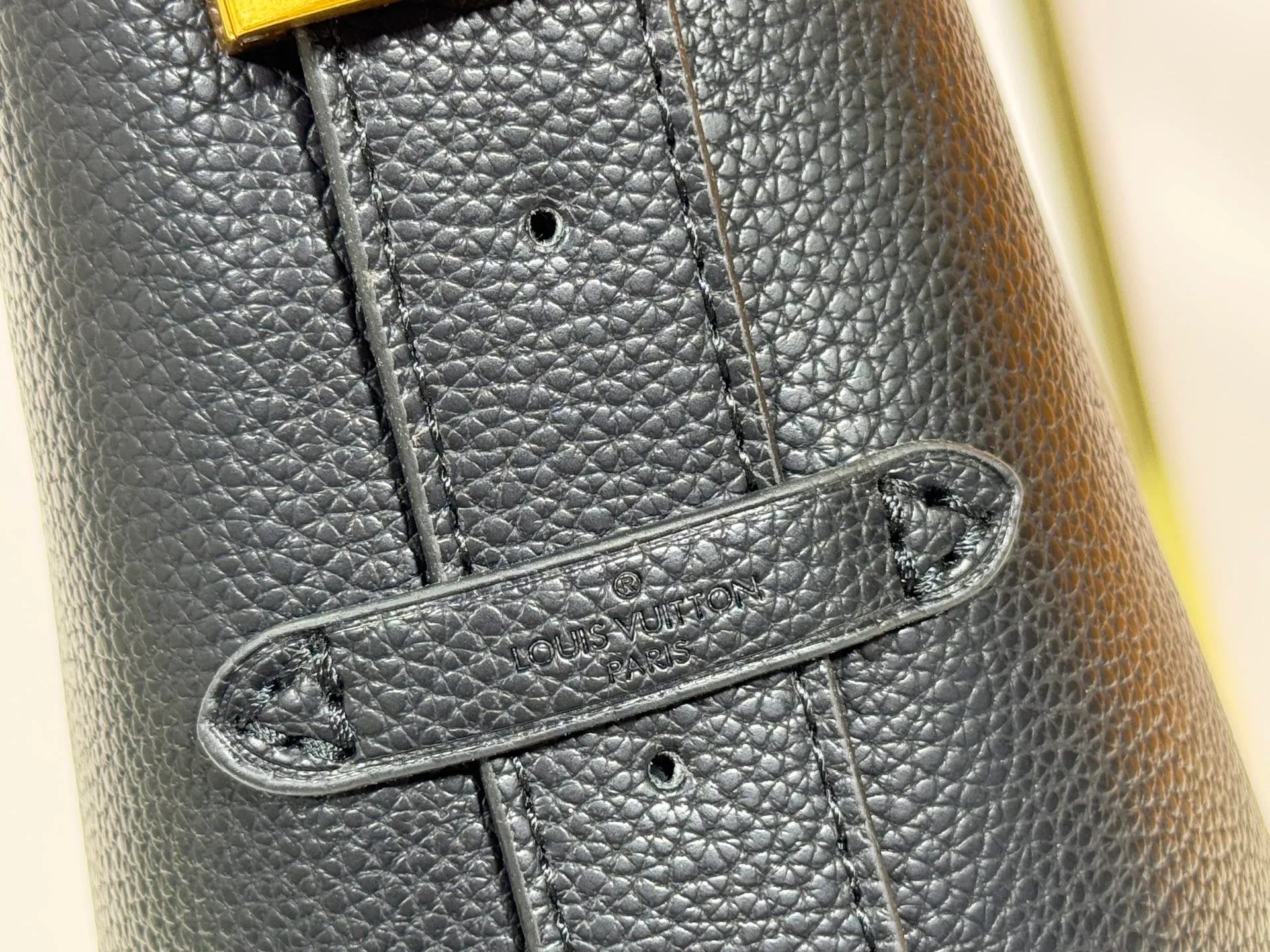 P240 Upgraded original (imitation original) M24988 M24974 M24856 M25022 M25352 M25353 M12982 M14265 M25354 This Low Key Hobo handbag is made of smooth cow leather with suede cow leather lining. It can accommodate short wallets, large smartphones, keys and other small items. The shoulder strap is adjustable with a padlock buckle, and a removable Monogram canvas zippered interior pocket keeps it organized. Dimensions: 24.0 x 28.0 x 16.0 cm (length x height x width)