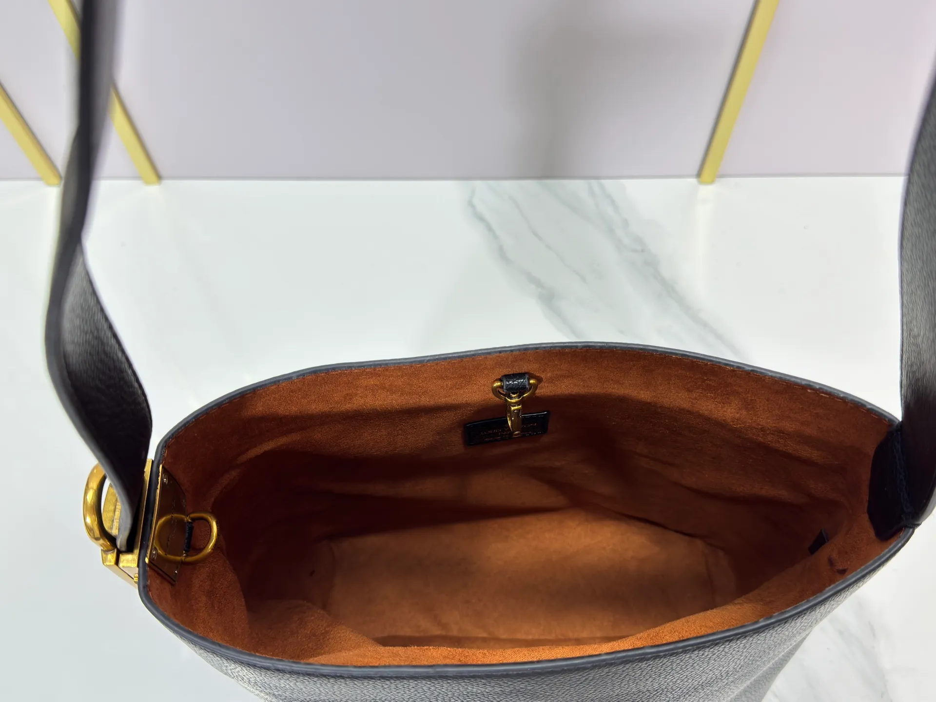 P240 Upgraded original (imitation original) M24988 M24974 M24856 M25022 M25352 M25353 M12982 M14265 M25354 This Low Key Hobo handbag is made of smooth cow leather with suede cow leather lining. It can accommodate short wallets, large smartphones, keys and other small items. The shoulder strap is adjustable with a padlock buckle, and a removable Monogram canvas zippered interior pocket keeps it organized. Dimensions: 24.0 x 28.0 x 16.0 cm (length x height x width)