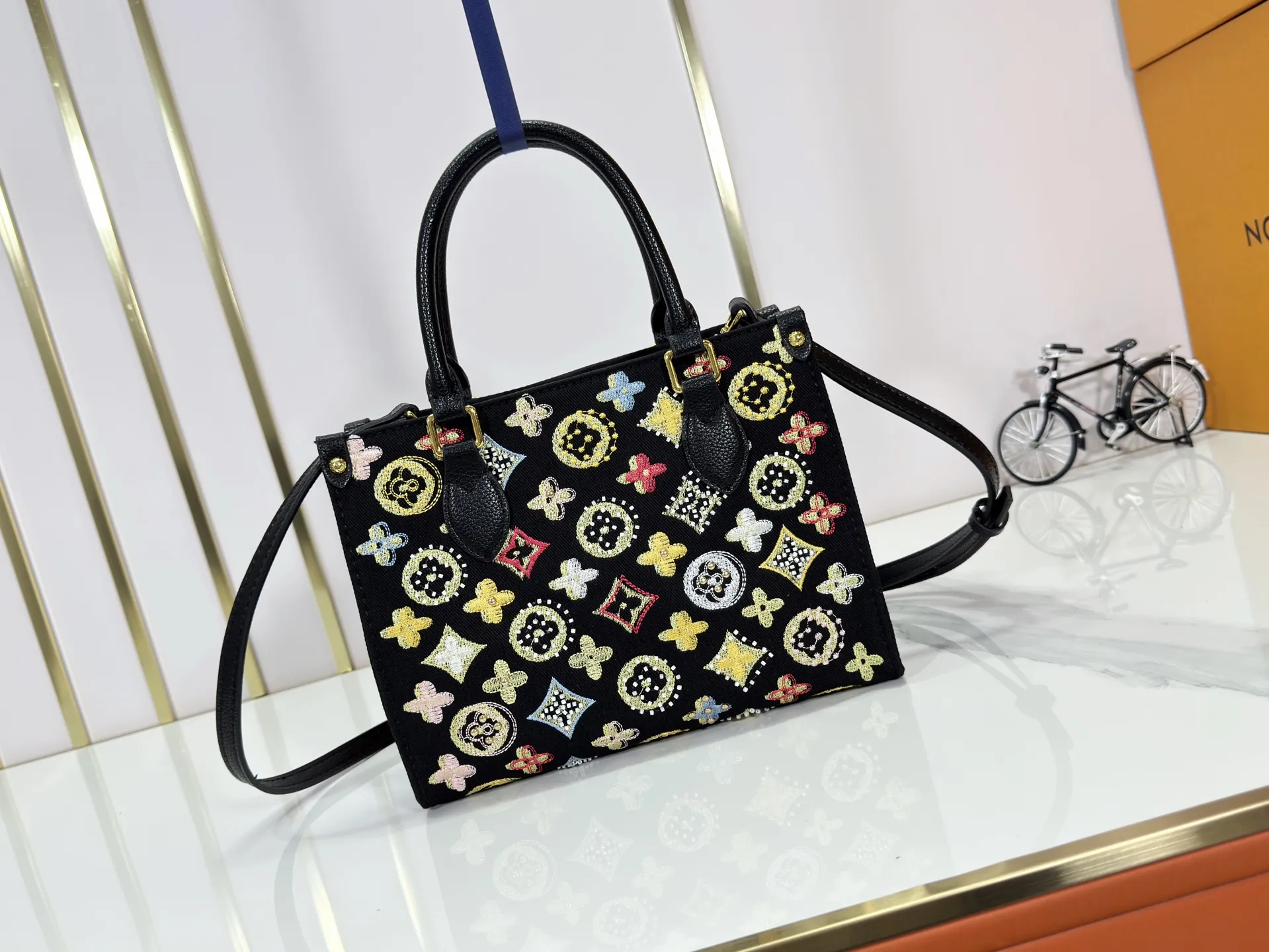 P300 Upgraded original version 🔥New embroidery🔥M45659 M46373 M44571 This OnTheGo small handbag is made of Monogram and Monogram Reverse canvas, with the Monogram Giant pattern embellished on it. The Toron handle and the jacquard textured shoulder strap decorated with the brand's logo create a visual contrast, and the detachable coin bag is suitable for storing change or small items. It combines fashionable charm with various functions, making it a good daily companion. 25.0 x 19.0 x 11.5 cm (length x height x width)