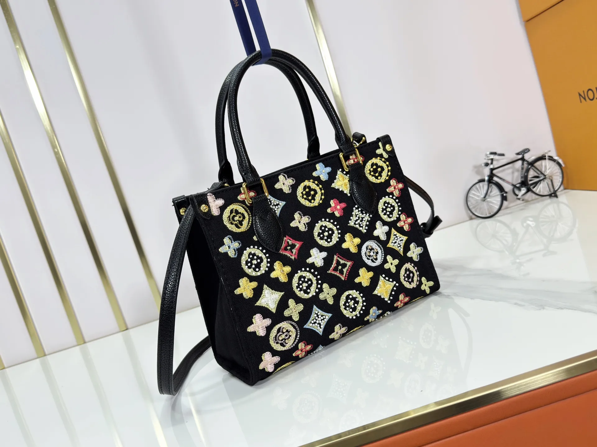 P300 Upgraded original version 🔥New embroidery🔥M45659 M46373 M44571 This OnTheGo small handbag is made of Monogram and Monogram Reverse canvas, with the Monogram Giant pattern embellished on it. The Toron handle and the jacquard textured shoulder strap decorated with the brand's logo create a visual contrast, and the detachable coin bag is suitable for storing change or small items. It combines fashionable charm with various functions, making it a good daily companion. 25.0 x 19.0 x 11.5 cm (length x height x width)