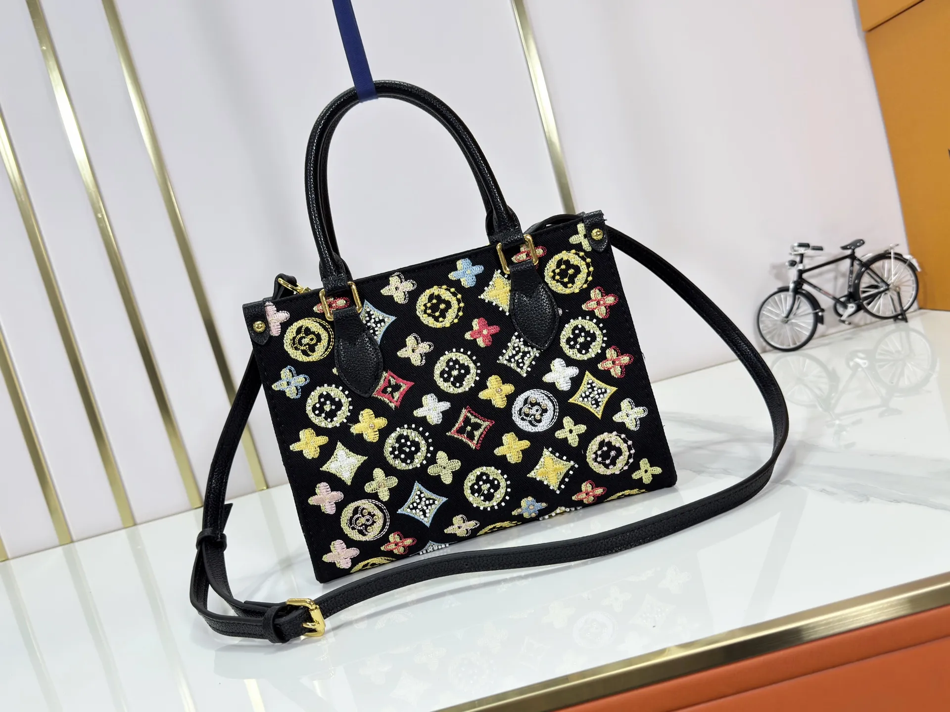 P300 Upgraded original version 🔥New embroidery🔥M45659 M46373 M44571 This OnTheGo small handbag is made of Monogram and Monogram Reverse canvas, with the Monogram Giant pattern embellished on it. The Toron handle and the jacquard textured shoulder strap decorated with the brand's logo create a visual contrast, and the detachable coin bag is suitable for storing change or small items. It combines fashionable charm with various functions, making it a good daily companion. 25.0 x 19.0 x 11.5 cm (length x height x width)