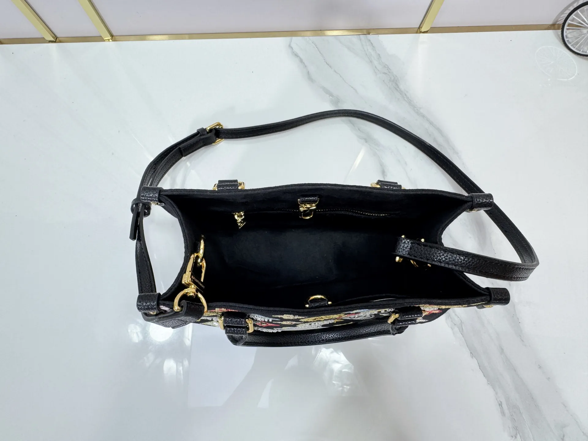 P300 Upgraded original version 🔥New embroidery🔥M45659 M46373 M44571 This OnTheGo small handbag is made of Monogram and Monogram Reverse canvas, with the Monogram Giant pattern embellished on it. The Toron handle and the jacquard textured shoulder strap decorated with the brand's logo create a visual contrast, and the detachable coin bag is suitable for storing change or small items. It combines fashionable charm with various functions, making it a good daily companion. 25.0 x 19.0 x 11.5 cm (length x height x width)