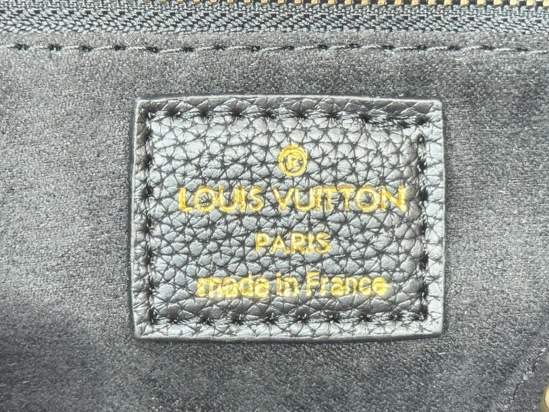 P300 Upgraded original version 🔥New embroidery🔥M45659 M46373 M44571 This OnTheGo small handbag is made of Monogram and Monogram Reverse canvas, with the Monogram Giant pattern embellished on it. The Toron handle and the jacquard textured shoulder strap decorated with the brand's logo create a visual contrast, and the detachable coin bag is suitable for storing change or small items. It combines fashionable charm with various functions, making it a good daily companion. 25.0 x 19.0 x 11.5 cm (length x height x width)