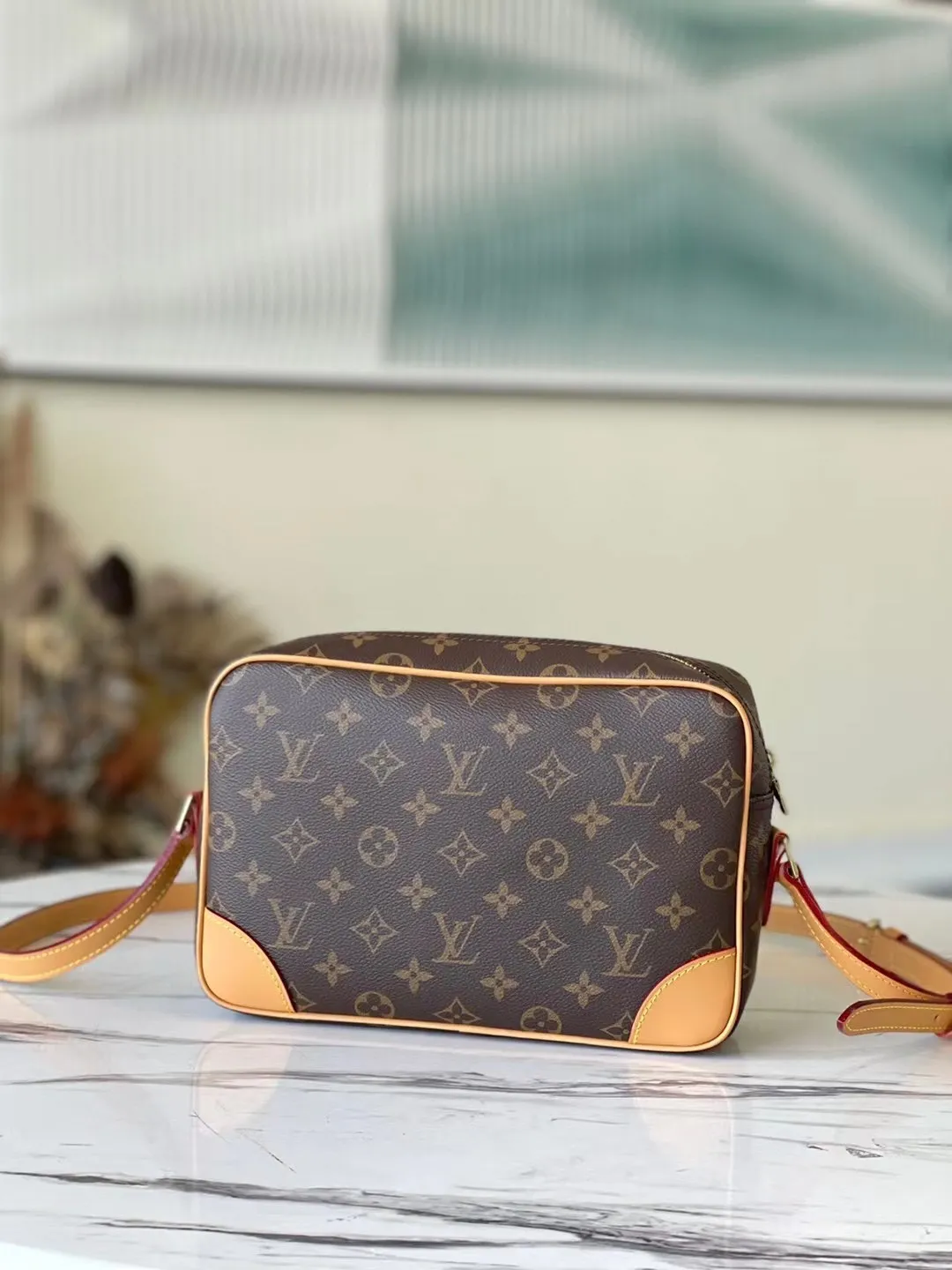 💰840 Top original order M51276 small vintage vintage camera bag, crossbody bag, unisex, classic Monogram canvas with yellow leather trim, calm and elegant, an outside open pocket, zipper side pockets inside, adjustable shoulder straps that can be switched freely at any time, sufficient capacity for daily use! Size 23.5*15.5*5.5cm